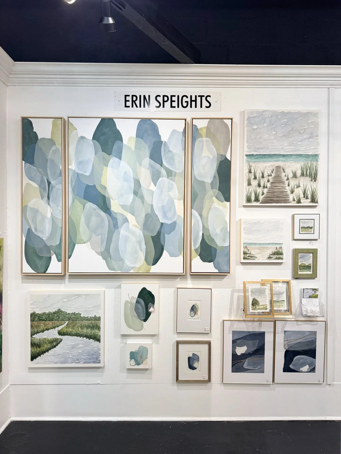 &ldquo;Where Time Stands Still&rdquo; |24x30| made her debut @thefoyerbr! Come see this piece and so many others in person! 🤍

#newartwork #thefoyer #batonrougelouisiana #batonrougeart #homeart