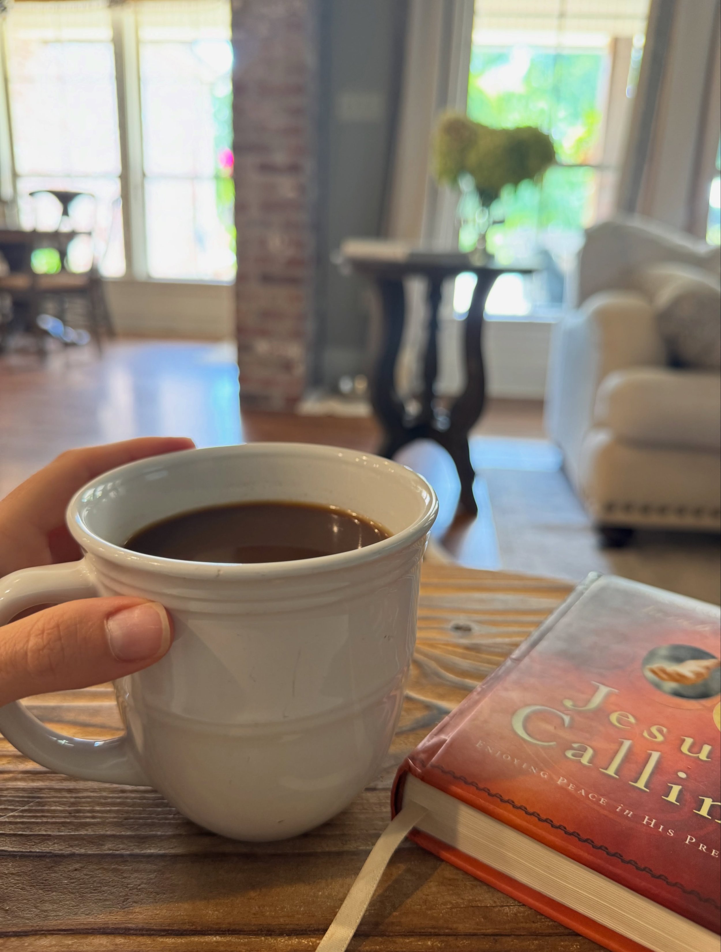 Sunday blessings 🤍

Grateful for a week filled with beautiful blooms, a new collection, quiet moments at home, old books, birthday celebrations, and precious memories with the people I love.

Wishing you all a beautiful week ahead. 🤍