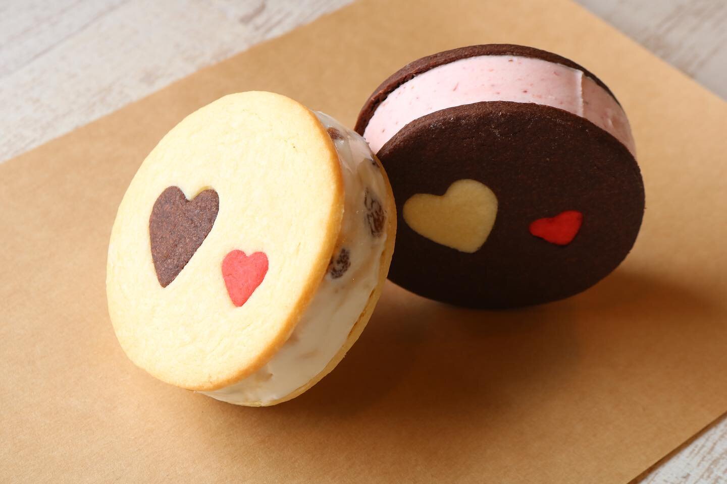 .
【HAPPY VALENTINE&rsquo;S DAY♡】

バレンタインクッキーサンド（数量限定！）を店頭受け渡し限定で販売いたします！（発送ご希望のみなさま今回はごめんなさい🙇）
手作りのプレーンクッキーとココアクッキーにMDIのアイスが挟まりますよ！

味は全部で４種類！
①(クッキー)プレーン &times; (アイス)クッキー＆クリーム
②(クッキー)プレーン &times; (アイス)信州ナイアガラワインレーズン
③(クッキー)ココア&times; (アイス)いちご
④(クッ