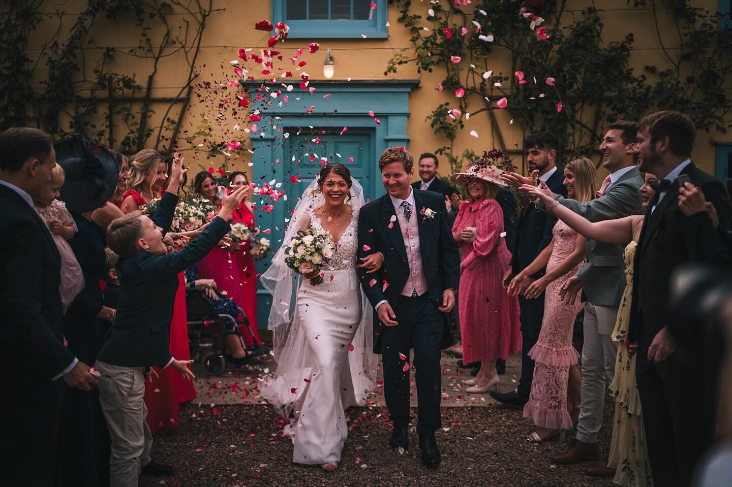 The iconic @southfarm1 yellow and blue house 🤝 colourful confetti shots 👀
Swipe to the last 3 pics for the guests of honour 🙌🏼

#southfarm #southfarmwedding #weddingphotographer #cambridgeweddingphotographer #essexweddingphotographer #essexweddin