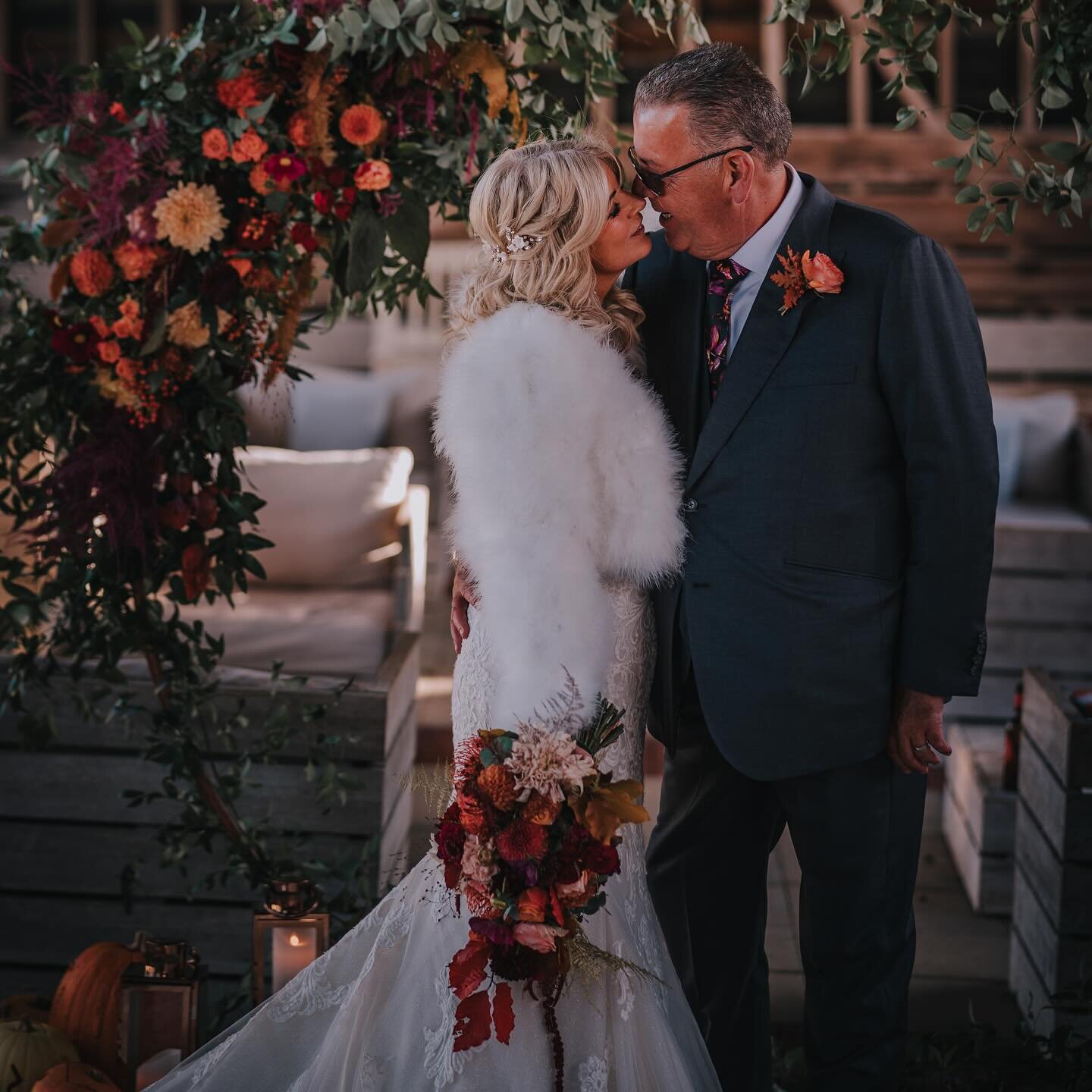 When people ask what my favourite time of year is&hellip; 🍂

Such a pleasure to capture this beautiful day for S &amp; J, and what a glorious day for it&hellip;crisp, clear blue skies, and crunchy leaves 🤙🏼

Team: 
@gaynespark 
@iamharrisoncantel 