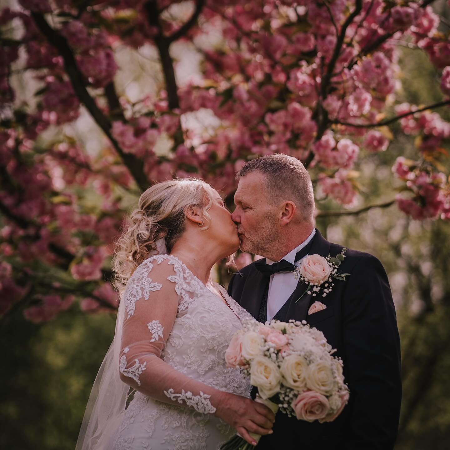 Spring has really been springing recently 🤩

Justine &amp; James had such a beautiful spring day for their wedding last month at the stunning @mulberryhousehotel 🌼🌸

Can&rsquo;t wait to get stuck into editing the full gallery this week 🖤

#spring
