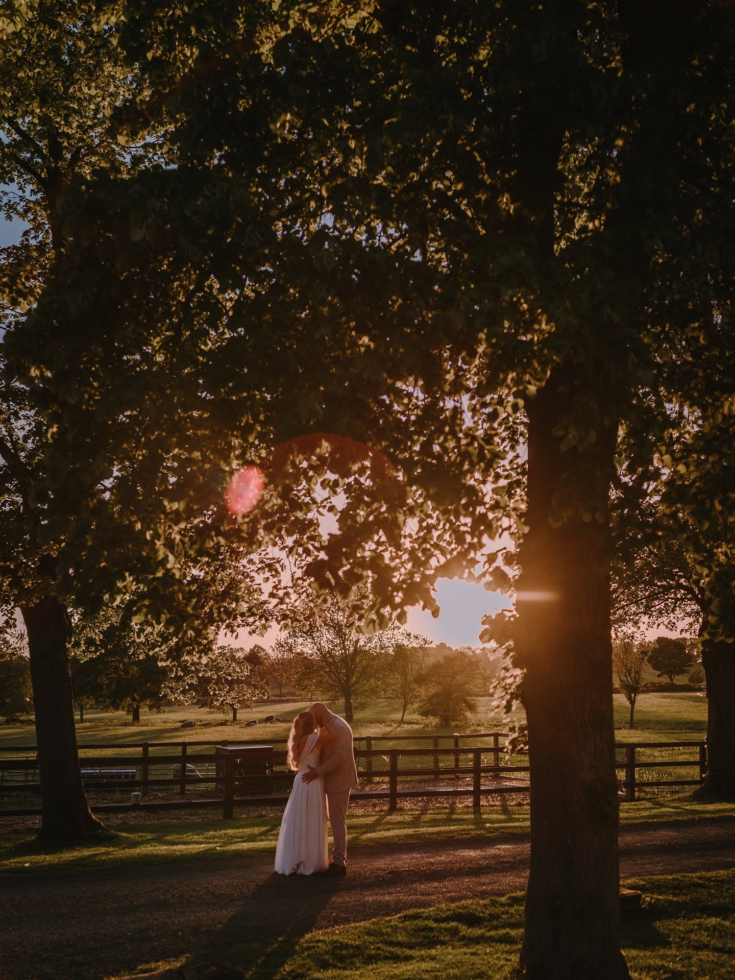 ⚡️ // LOU ✖️ ROB // ⚡️

The Barn at Alswick providing a backdrop of dreams for this golden hour 😮&zwj;💨

VENUE - @thebarnatalswick 
PHOTOGRAPHER - @fraserparryphotography 
MUA - @sabinamakeup_bridal 
HAIR - @pollybridalhair 
FLORIST - @ameliefloral