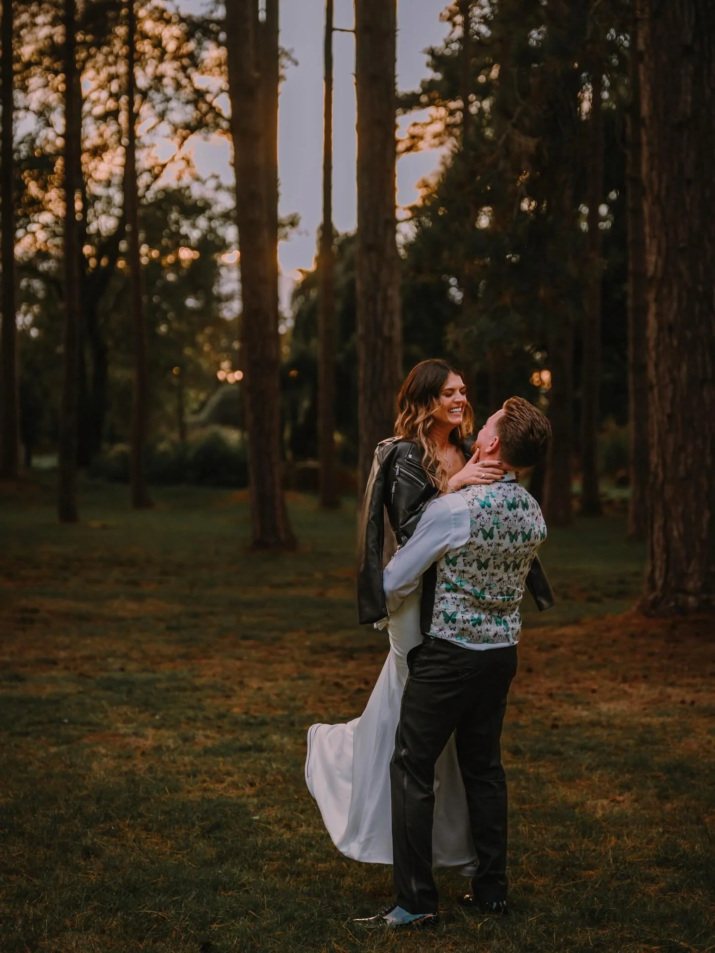 ⚡️ // SARAH ✖️ SAM // ⚡️

A stunning evening shoot with these lovely humans, the leather jacket was the perfect addition to the day 🖤

VENUE - @fanhams_hall 
PHOTOGRAPHER - @fraserparryphotography 
VIDEO - @keanboothweddingfilms 
FLORIST - @wildehil