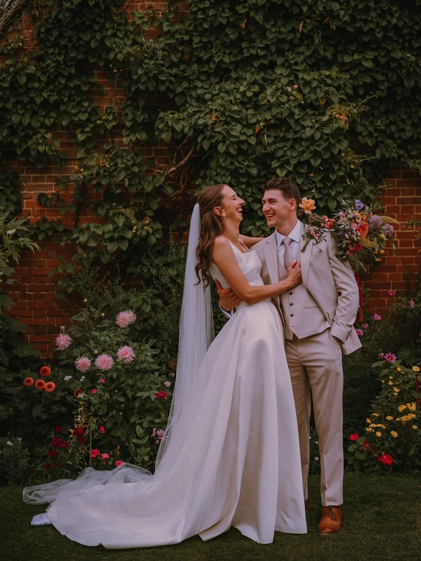 Real laughter&hellip;that&rsquo;s what allows you to end up with wedding photos like these 👀

VENUE @barnstonlodge 
PHOTO @fraserparryphotography 
VIDEO @nickclarkfilm 
FLORIST @poppiesfloraldesign 
MUA @makeupartistry.by.danielle 
HAIR @lucydaplynb