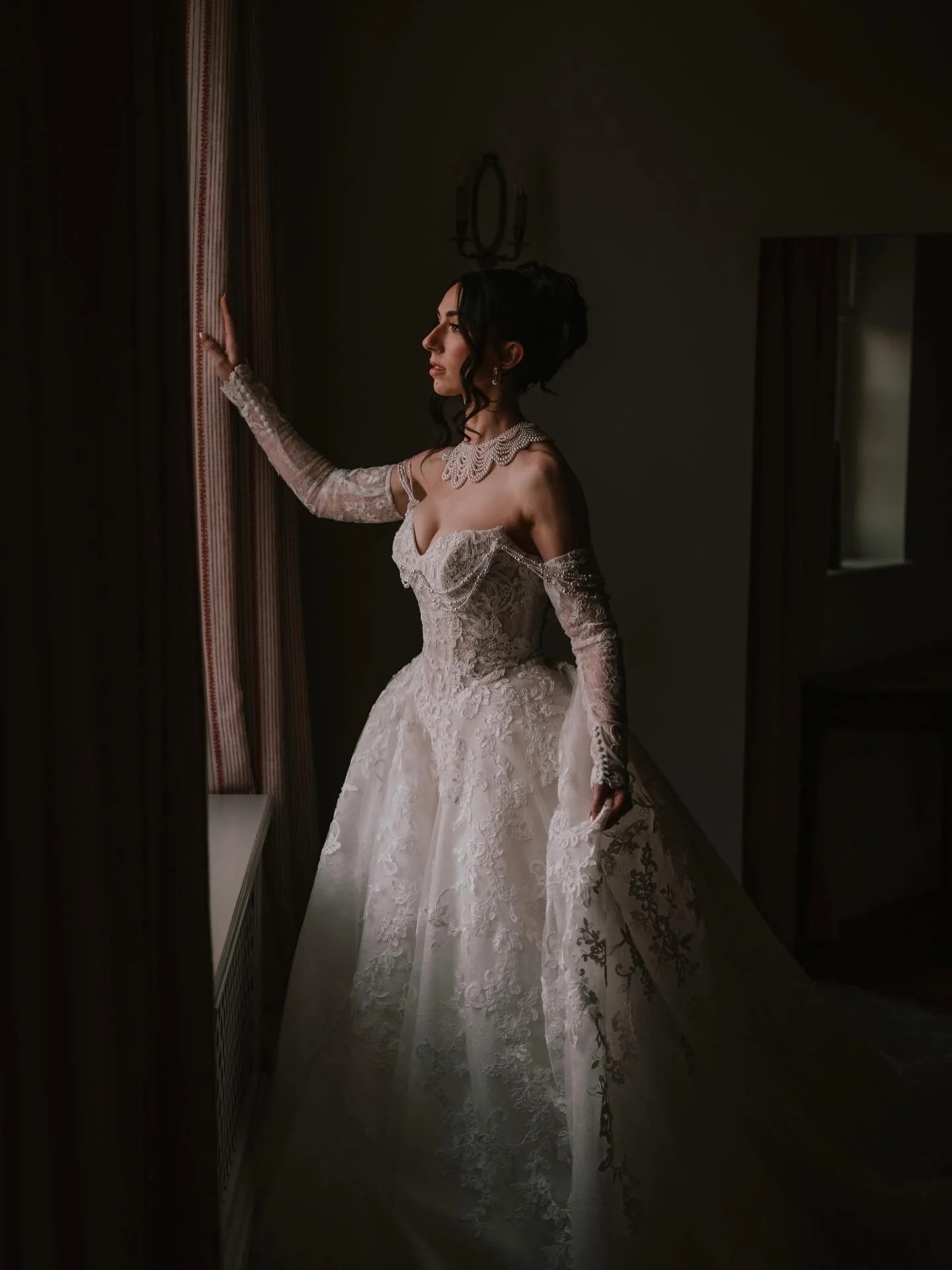 The team really outdid themselves with this one, here is @flaviaferretti__ showcasing all their incredible work! 😍

Creative Lead @thehausofcma 
Venue @quendonhall 
Photographer @fraserparryphotography 
Content Creator @momentstomemoriescontent 
Bri