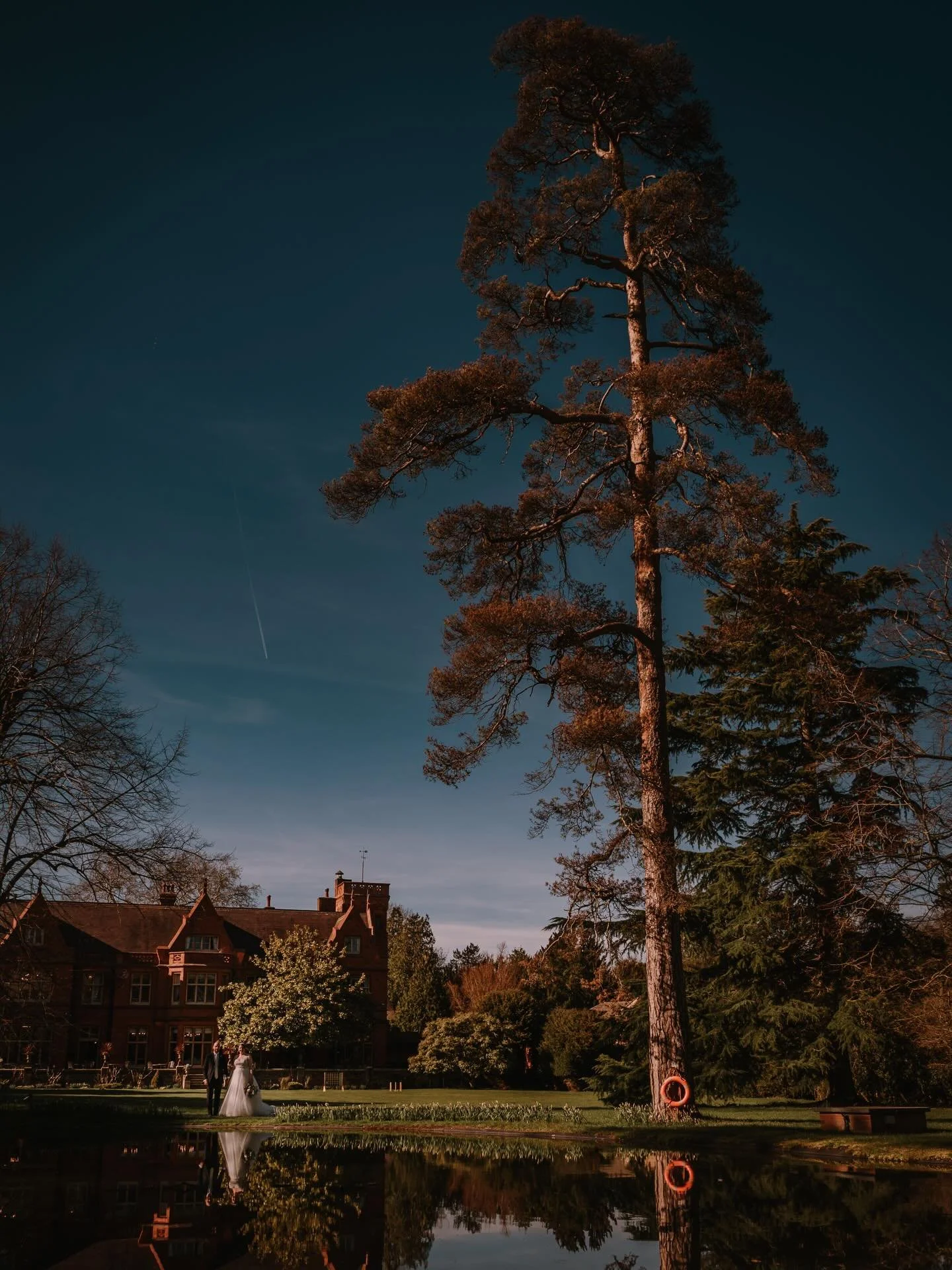 JESS ✖️ DAMIANO

2026 wedding season started with a BANG! These two, this venue &amp; that sky was everything and more! 

VENUE - @holmewoodhall 
PHOTOGRAPHER - @fraserparryphotography 
FLORIST - @stephanierose.florist.hitchin 
HMUA - @lipstickandhai