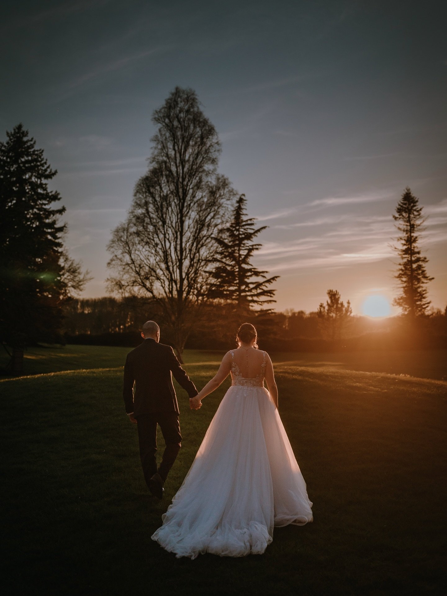 First gallery of the year is complete 🌅 

J&amp;D check your inbox&hellip;👀 

VENUE - @holmewoodhall 
PHOTOGRAPHER - @fraserparryphotography 
FLORIST - @stephanierose.florist.hitchin 
HMUA - @lipstickandhairpins 
DRESS - @marialuisabenettisposa 
RI