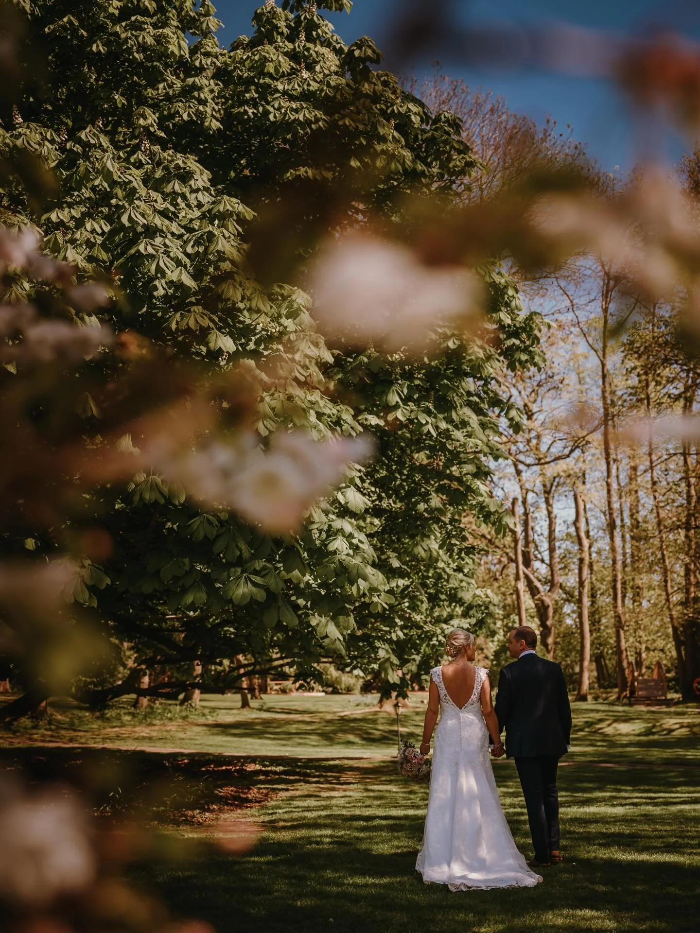 ⚡️ // LOU ✖️ JAMES // ⚡️

Mulberry in spring is such a setting for an incredible wedding! What a team of suppliers too 😍 Here&rsquo;s a few from the day&hellip;

VENUE //. @mulberryhousehotel 
PHOTOGRAPHER //. @fraserparryphotography 
FLORIST //. @t