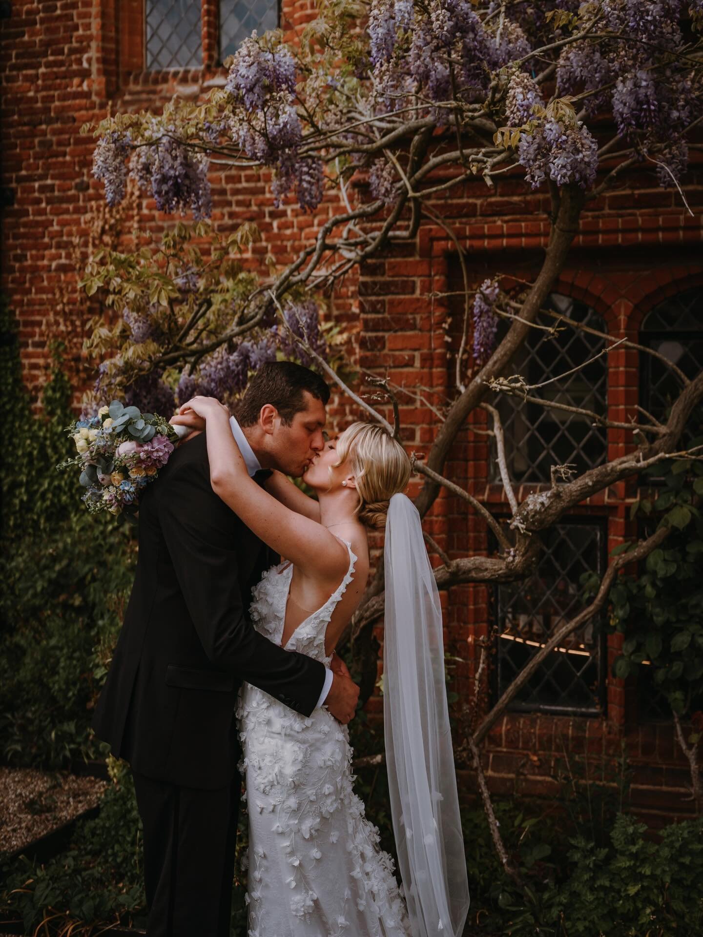 ⚡️ // JADE ✖️ SCOTT // ⚡️

An absolute stunner at Leez Priory for Jade &amp; Scott yesterday 😍

I&rsquo;ve know these guys for a good few years now and they had the most phenomenal day, the styling was beautiful, absolutely stunning bouquets and the