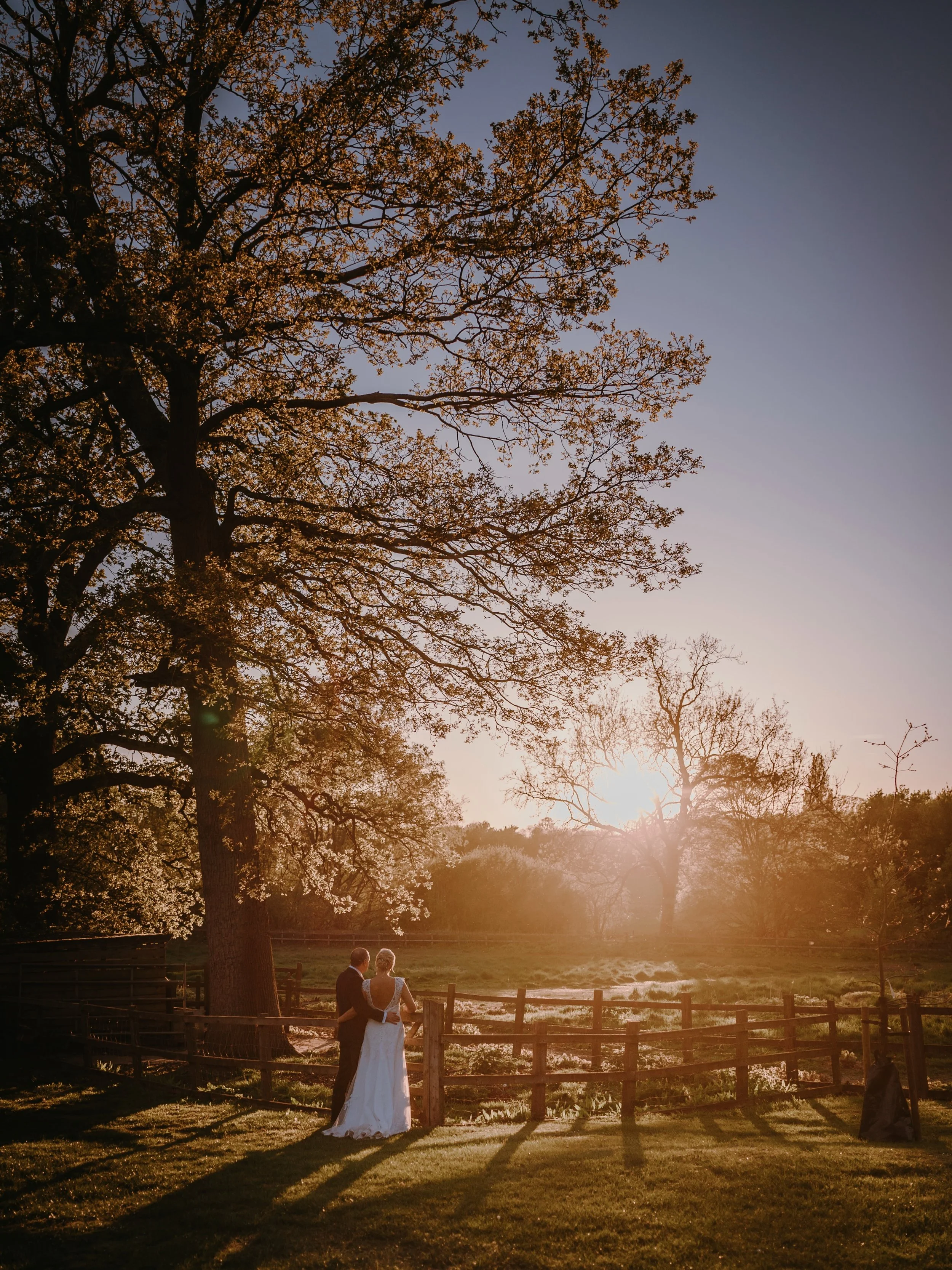 ⚡️ // LOU ✖️ JAMES // ⚡️
🌞 G O L D E N &bull; H O U R 🌞 

Got this gorgeous gallery on my screen today 😮&zwj;💨

VENUE //. @mulberryhousehotel 
PHOTOGRAPHER //. @fraserparryphotography 
FLORIST //. @tj_designer_weddings 
MUA //. @emilychantal_mua 