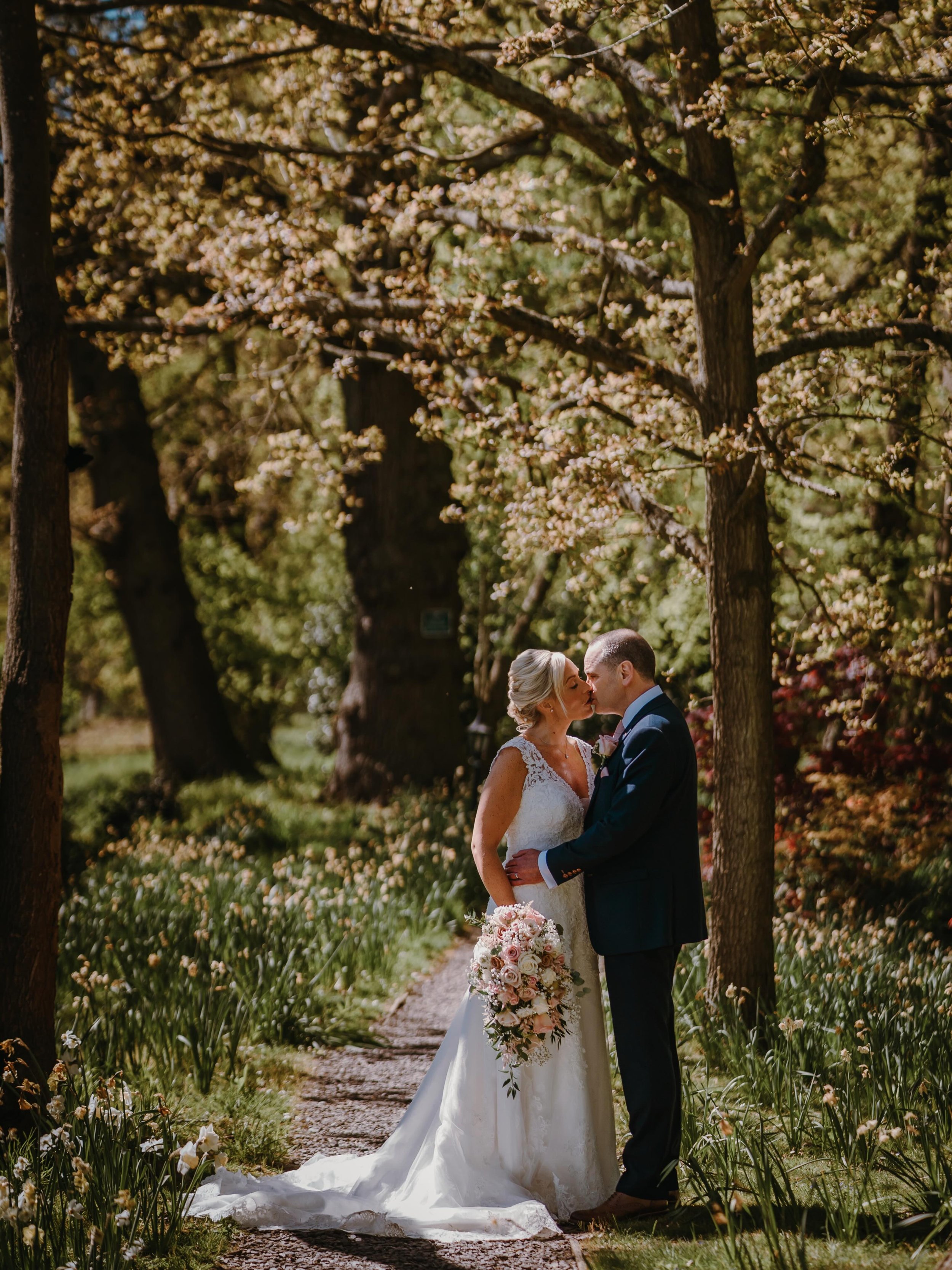 ⚡️ // LOU ✖️ JAMES // ⚡️

Gallery never looked so beaut 😍 Mulberry House, you&rsquo;ve got the grounds of dreams to explore 🌼🙌🏼😮&zwj;💨

VENUE //. @mulberryhousehotel 
PHOTOGRAPHER //. @fraserparryphotography 
FLORIST //. @tj_designer_weddings 
