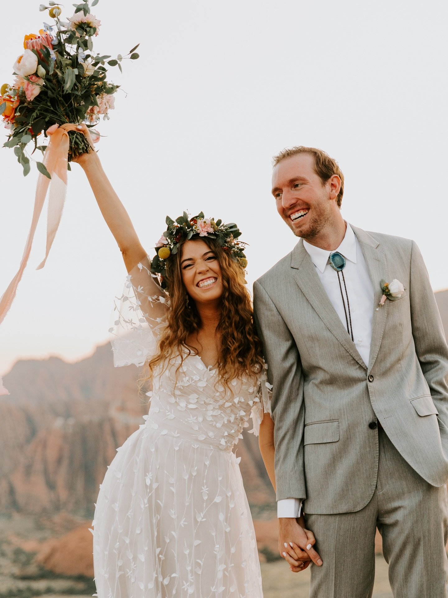 Will forever and always love desert boho wedding vibes 🏜️🌵😍🎉 @emilyekkerandrew @yuhtyla21 lets do it again😂😍

#weddingphotographer #utahweddingphotographer #utahweddings #utahphotographer #utahphotography