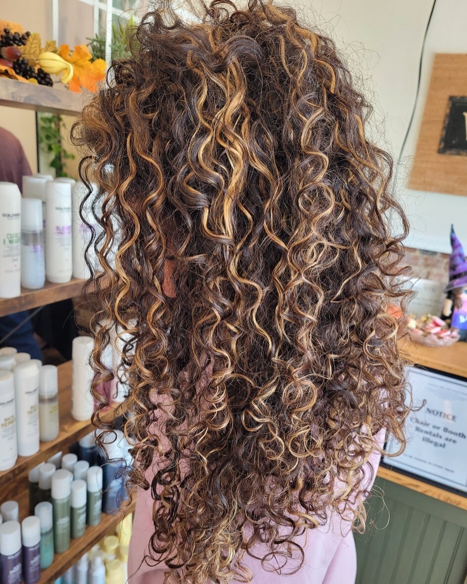 Dimensional curls by Rachelle Hearst ✨

Call us at 856.624.9140 to book your appointment. 

#goldwell #goldwellcolor #goldwellapprovedus #goldwellcolorance #goldwellpurepigments #goldwelltopchic #goldwellsalon #njsalon #njstylist #behindthechair #sou