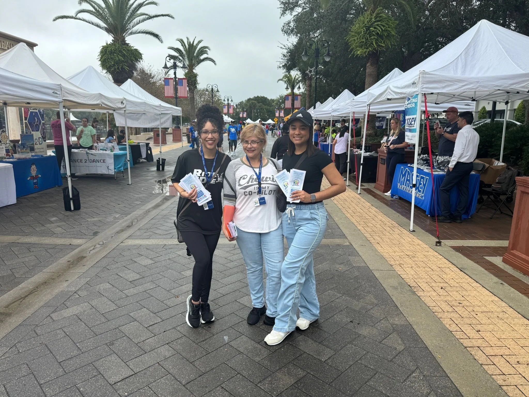 Nuestras becarias, Ida Nogueras, Jency Ciriaco y Karina Pelullera, representaron con orgullo a la familia #HispaFam en la carrera Autism Speaks 5K, caminando con el propósito de apoyar y crear conciencia sobre la comunidad autista (noviembre de 2025).