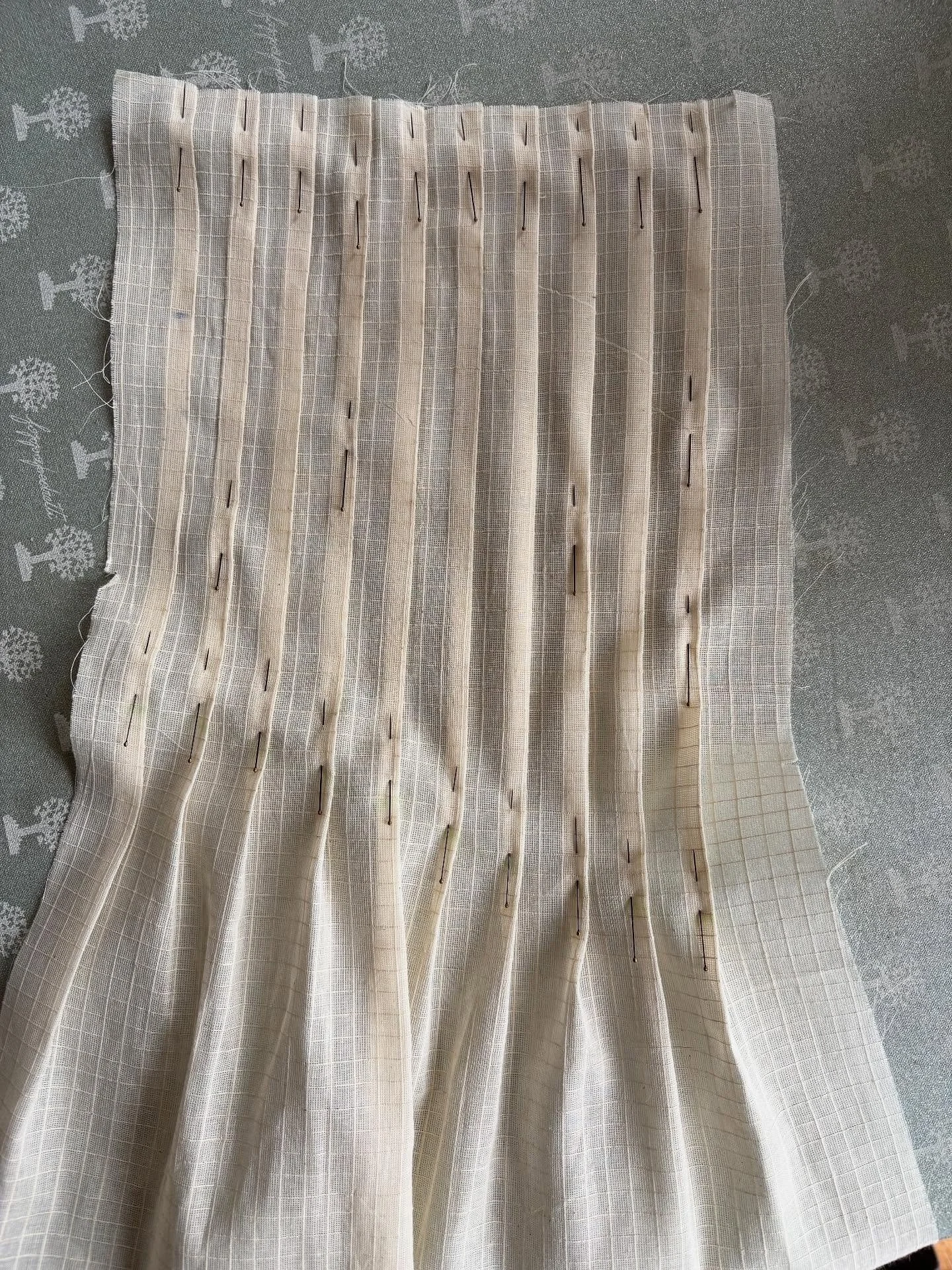 Participating in @taukomagazine&rsquo;s community sew with their #spiralpattern from the latest issue REALLY challenged my skills. I have always loved pintucks and I will never ever take them for granted again.

I cut size 2, but spacing the pintucks