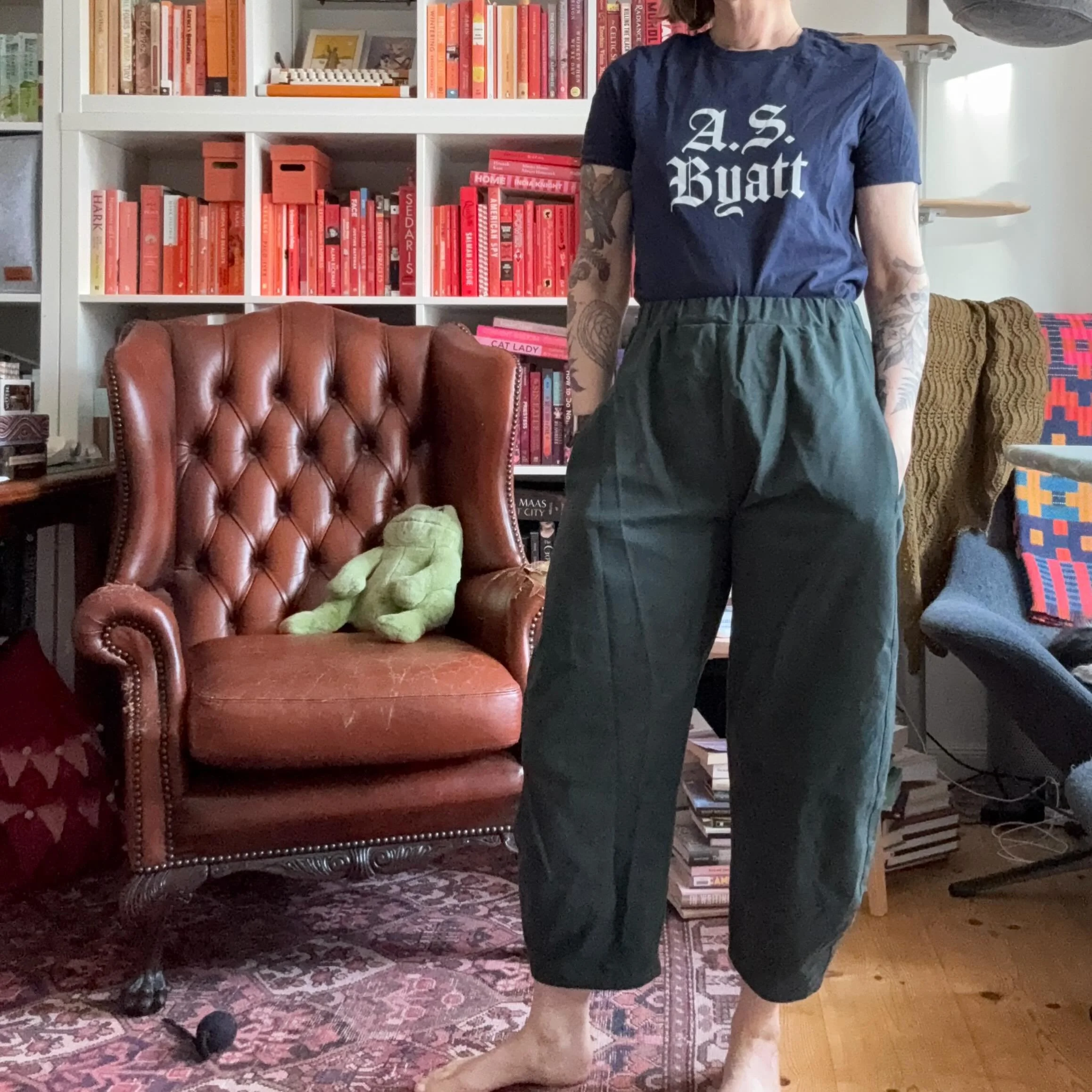 Welcome to another #memademay2026 terrible selfie! Today, I&lsquo;ve been lounging at home in a favorite pair of #bobpants in canvas by @merchantandmills &mdash; nordic green. (Unsure if it&rsquo;s still available) along with a T-shirt @barrymcw desi