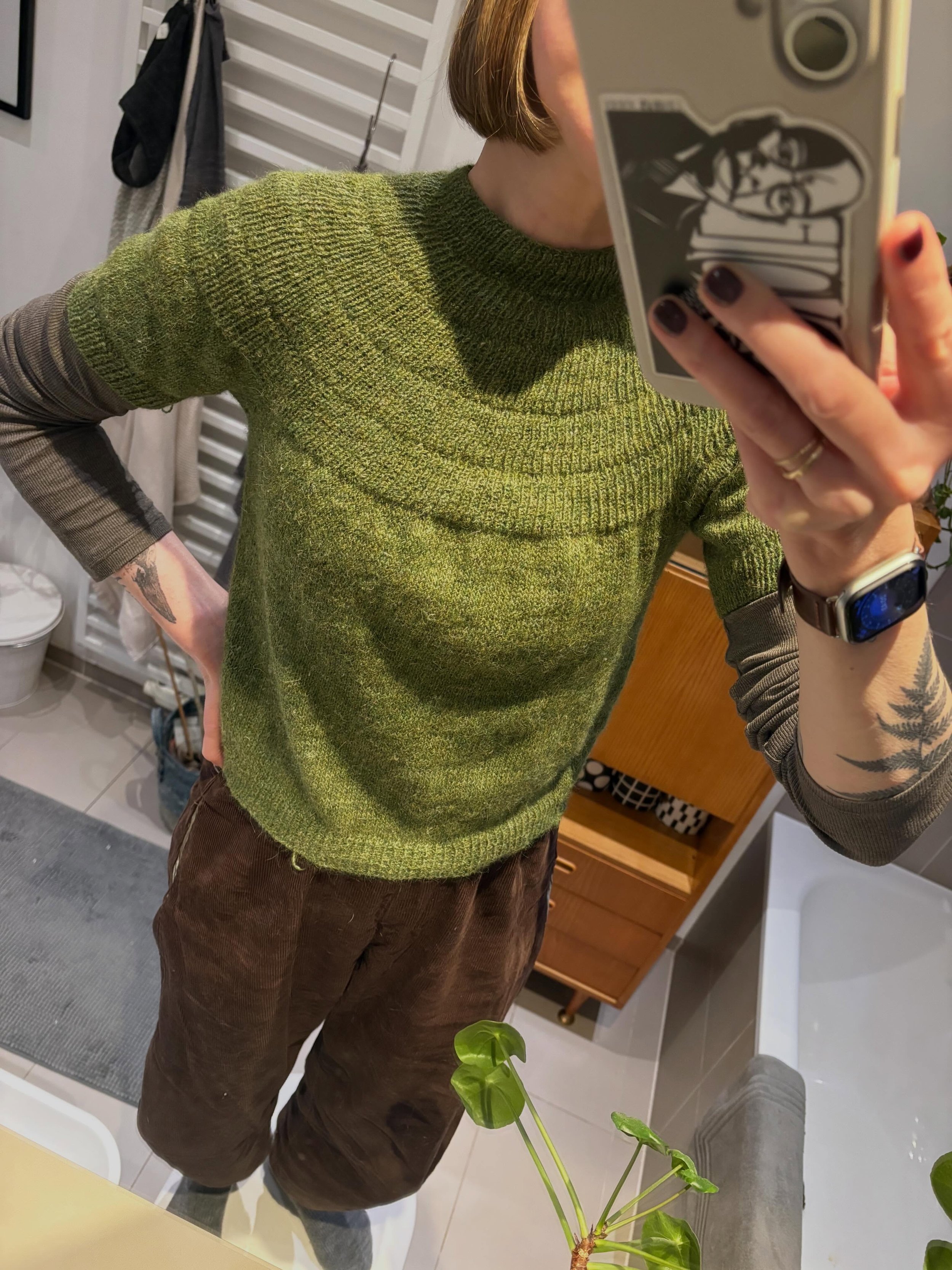 It&lsquo;s another bad selfie for Day 7 of  #memademay2026.

Short sleeve #ankertee by @petiteknit in #linenquill from @purlsoho in a color named pickle or maybe gherkin?

Second pair of #bobpants, this time espresso fine wale cord from, you guessed 