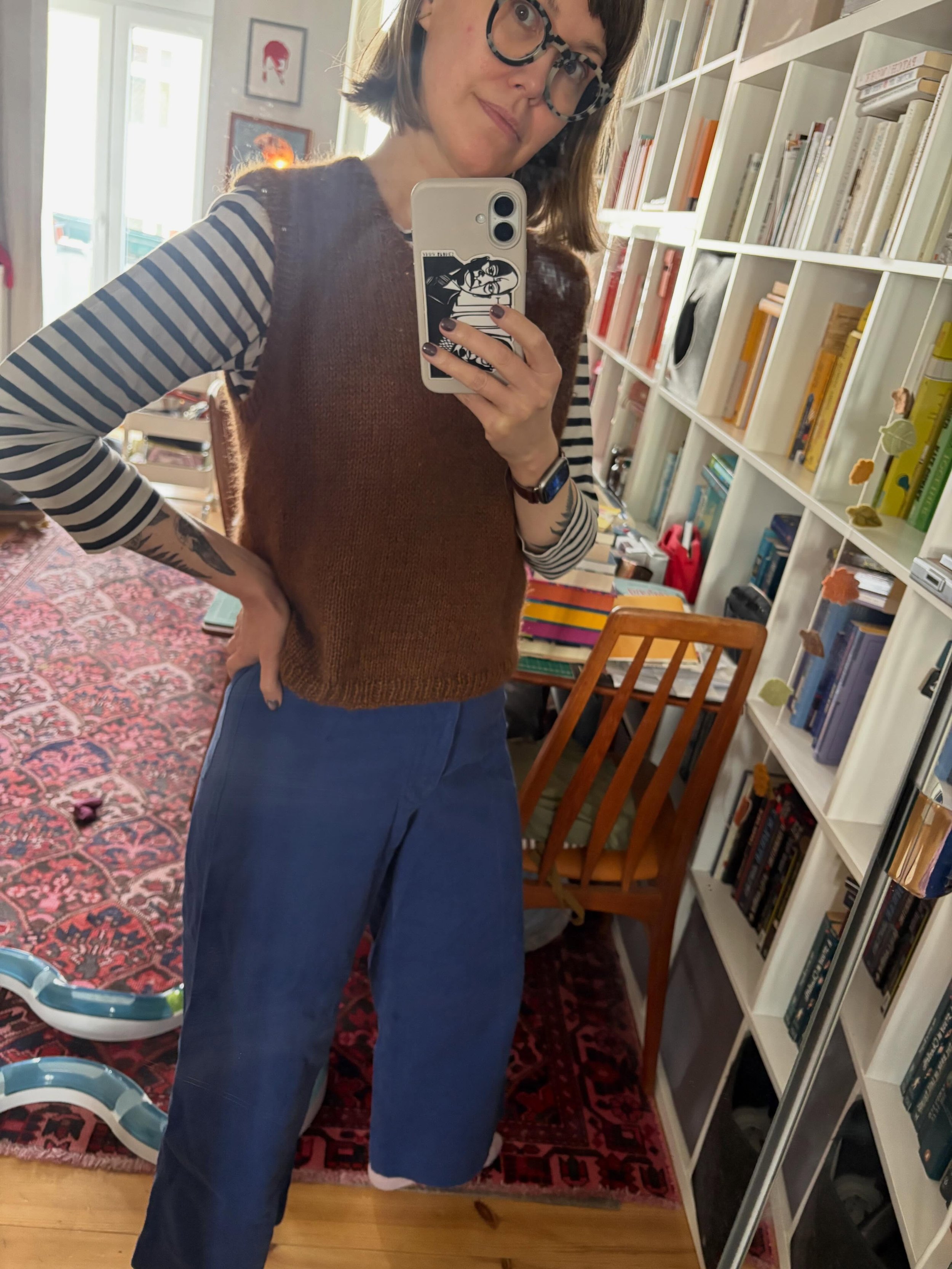 Bad selfies continue with Day 17 of #memademay2026 

Pants are the #msdaphne in twill from @merchantandmills and the sweater vest is @petiteknit in yarn from @knittingforolive. Tee is RTW as I haven&rsquo;t braved a striped jersey top yet. We shall s