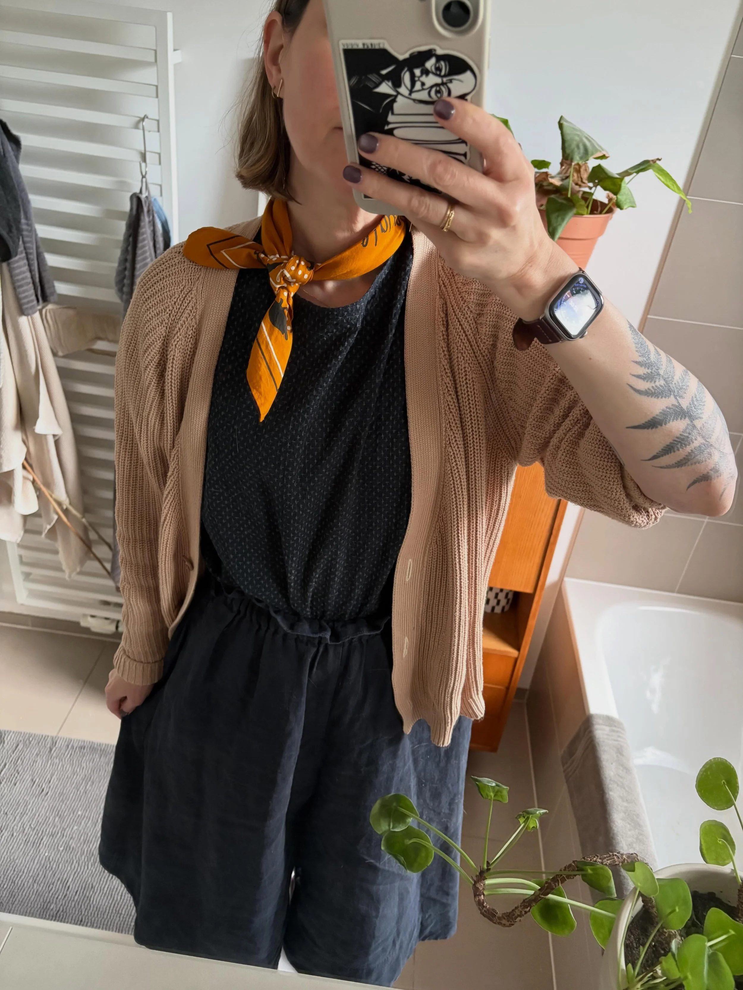Bad selfie no. 20:
I&rsquo;m wearing an #esgeorgia that&rsquo;s actually a dress I made a n the short length with Japanese fabric from @merchantandmills. I love a short dress shoved into coulottes when it&rsquo;s still a bit chilly.

Coulottes old rt