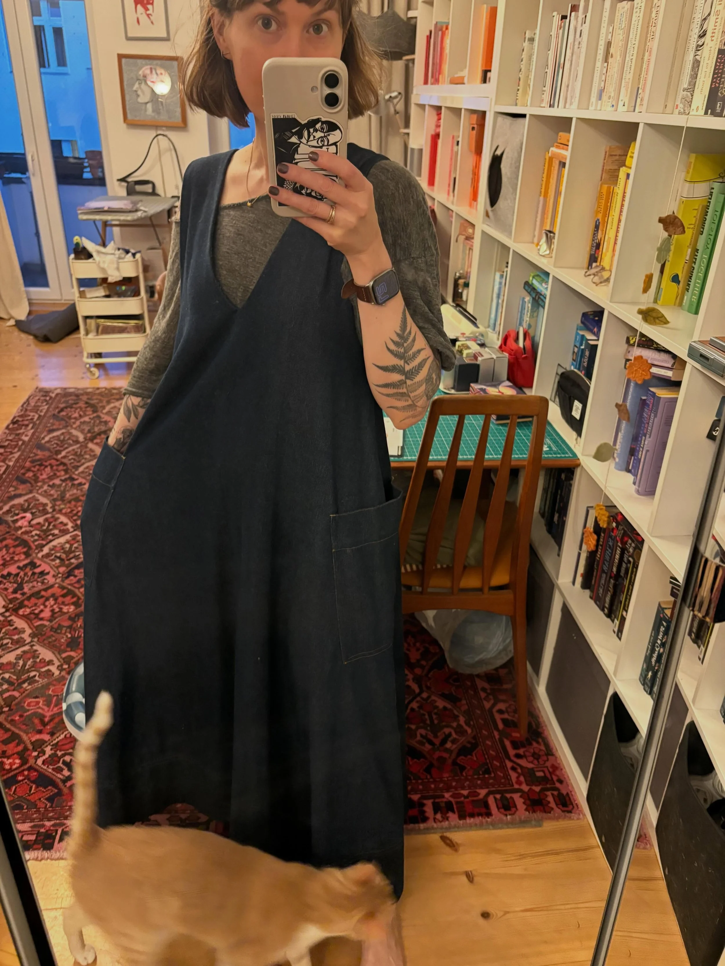 Bad selfie 21 for #memademay2026 

Dress is @soften_studio #orapinafore in denim from @1000stoff. It&rsquo;s a favorite homebody dress. Massive pockets!

Tee rtw. Clyde is the orange photobomber

#imakemyclothes #imakeclothes
