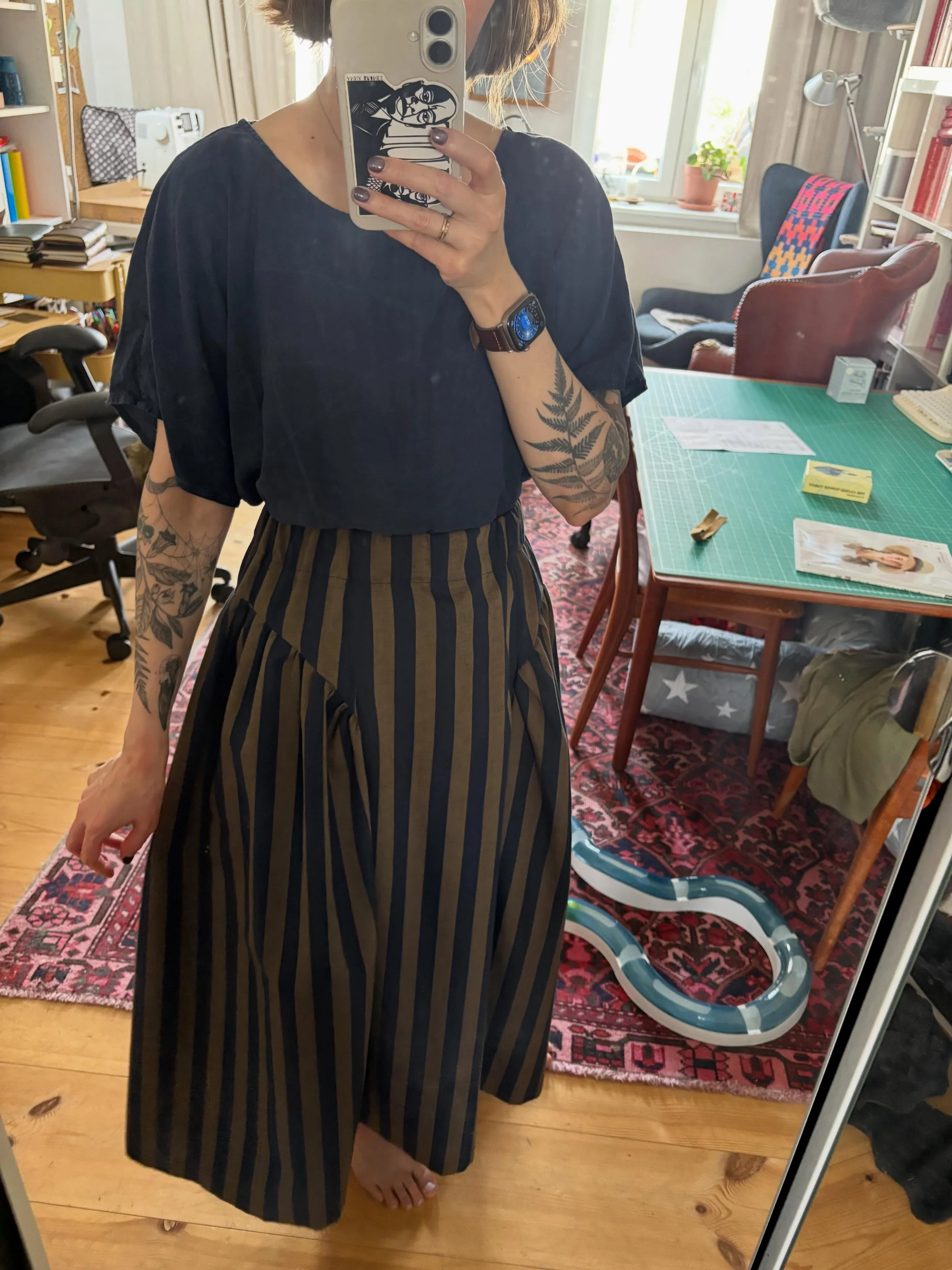 I&rsquo;ve been a bit wrapped up in a family visit the past few days.
Finished a new #swshenrietta today in @merchantandmills linen. 
Hugo has already drooled on it in approval. I didn&rsquo;t post my #mmfactory dress the other day, because I drooled
