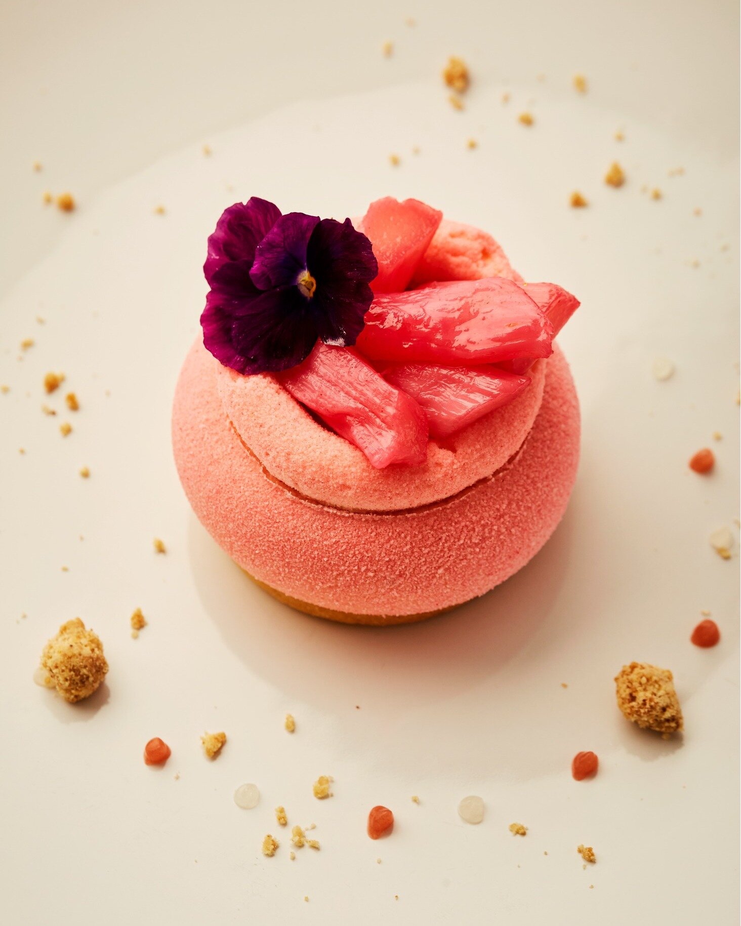 It's April, and in celebration of the natural rhubarb season in the UK (from now until late summer) we're showcasing one of our favourite new Spring Summer desserts; Layers of Rhubarb. 🎀 

This pretty in pink pud combines vanilla almond sponge with 