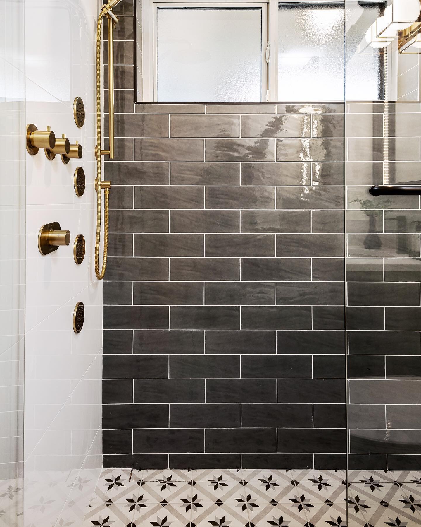 Gorgeous shower tile combination for a recently completed heritage retention project in Vancouver! #interiordesign #interiordesigner #tiledesign #tile #heritage #showerdesign #yvr #yvrdesign #yvrinteriordesigner #vancouverdesigner #vancouverrealestat