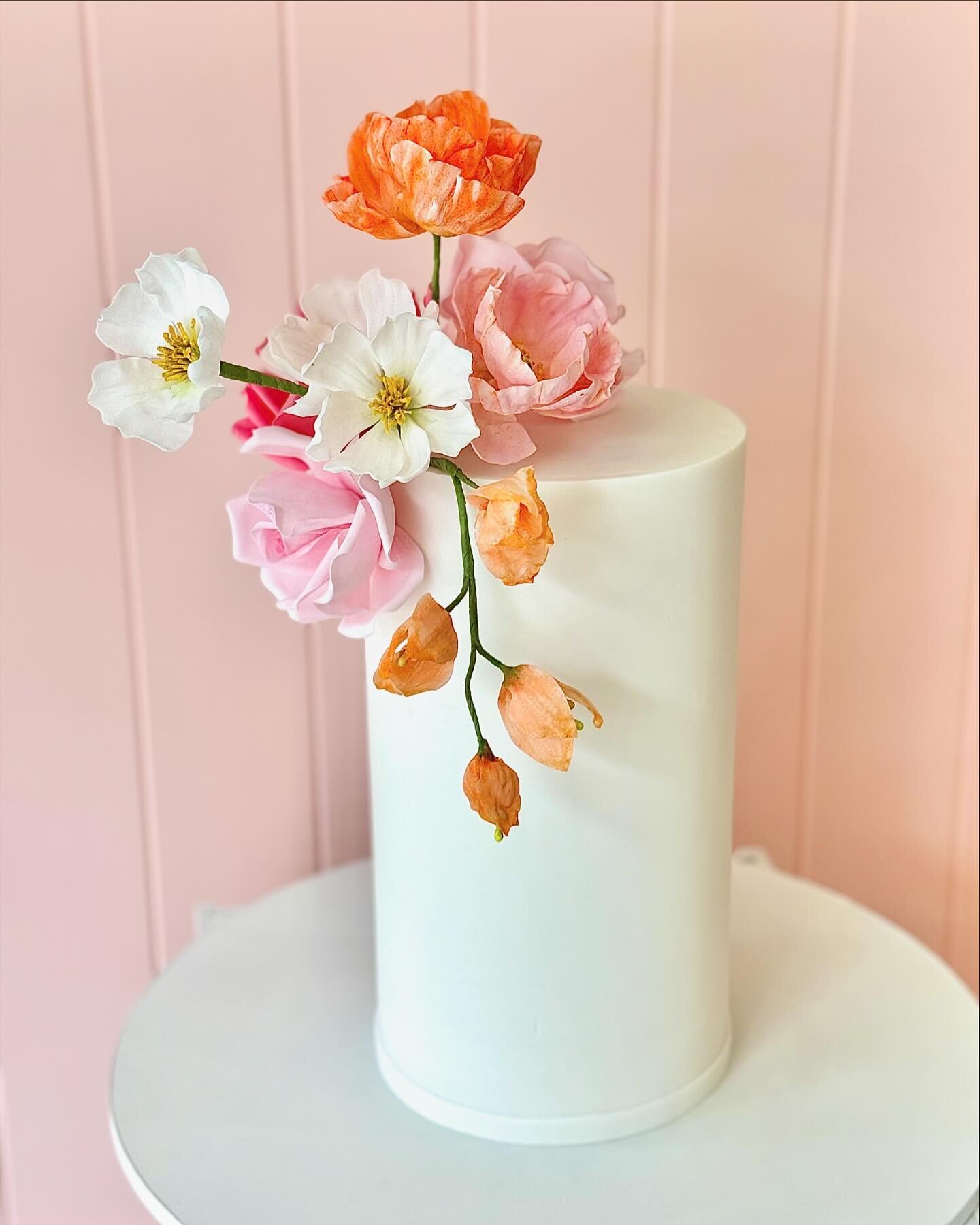 Extra tall and slim tier with handmade florals to match the wedding blooms 
.
.
#weddingcake #sydneywedding #sydneyweddingcake #sydneycakes #instacake #cakelover #fayecahillcakedesign