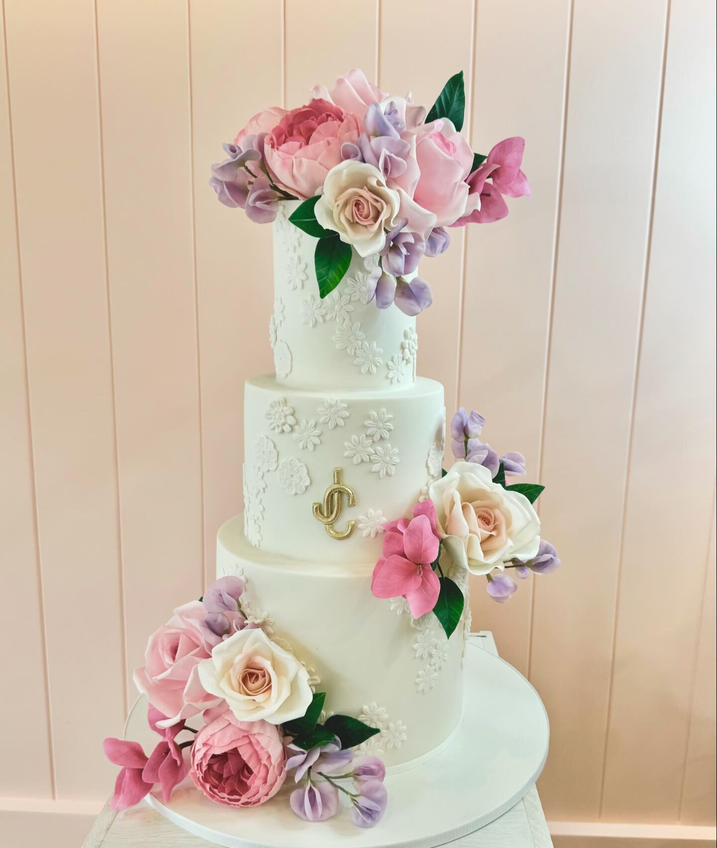 Another abundant floral, I can&rsquo;t get enough of these, so satisfying to see it all come together 
Congratulations Claire and John!

.
.
#sugarflowers #weddingcake #sydneyweddingcake #sydneybride #sydneyweddingcakes #luxurycake #cakedesigner #flo