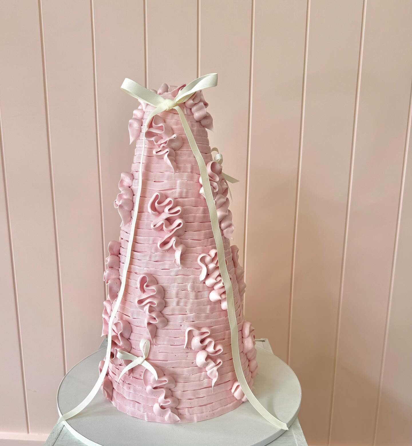 Beautiful towering bow cake for a stylish baby shower 
.
.
#sydneycakes #babyshowercake #fayecahillcakedesign