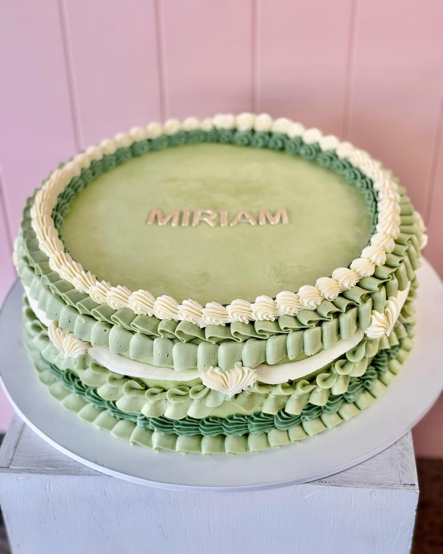 Congratulations on your retirement Miriam!
Loved creating this one in your favourite greens
.
#sydneycakes #vintagepipedcake