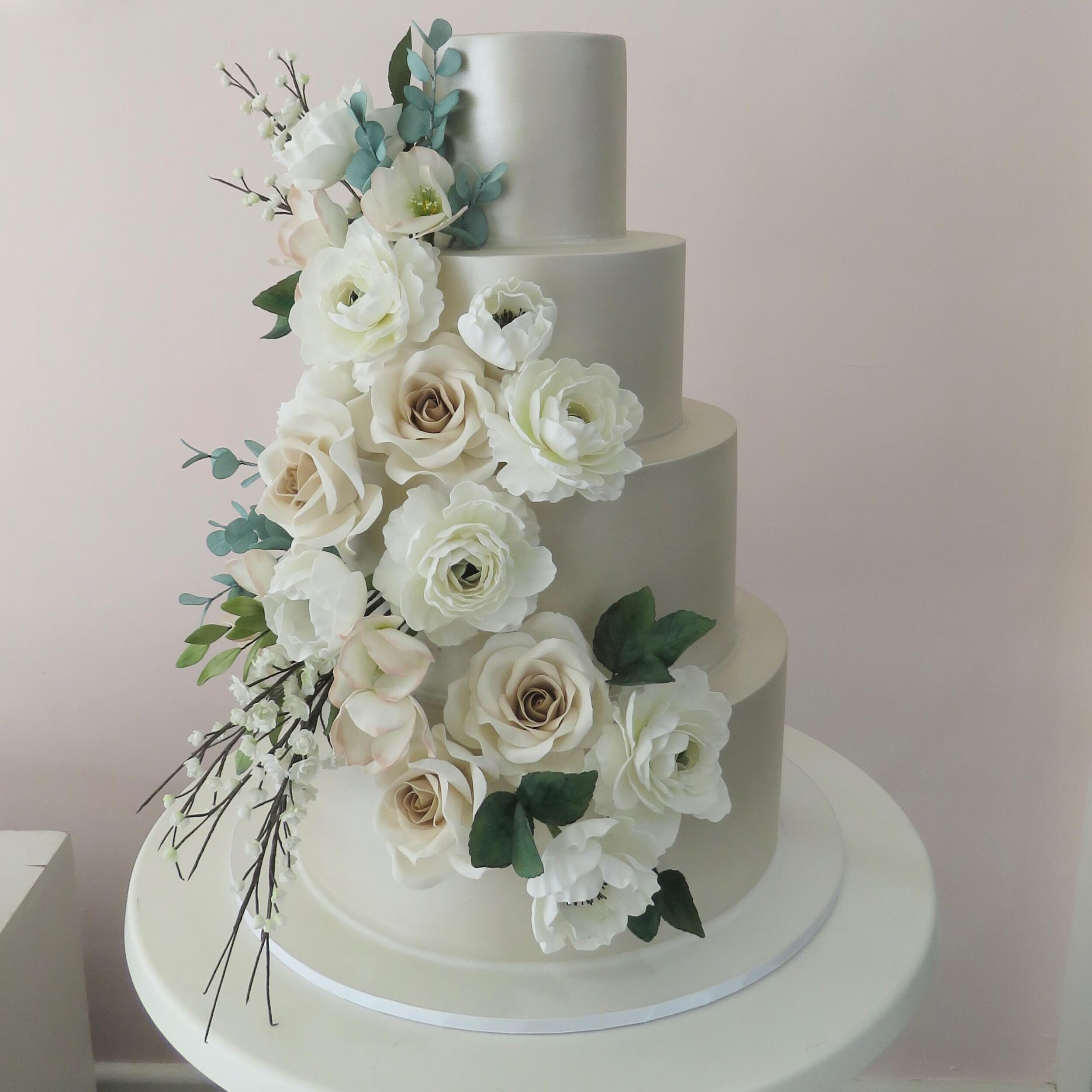 I&rsquo;m very drawn to handmade flowers lately, a good chance to share a favourite cake
I love following all types of flower making, from sugar to paper and cold porcelain 
Any recommendations of good makers to follow?
.
#sydneyweddingcakes #sugarfl