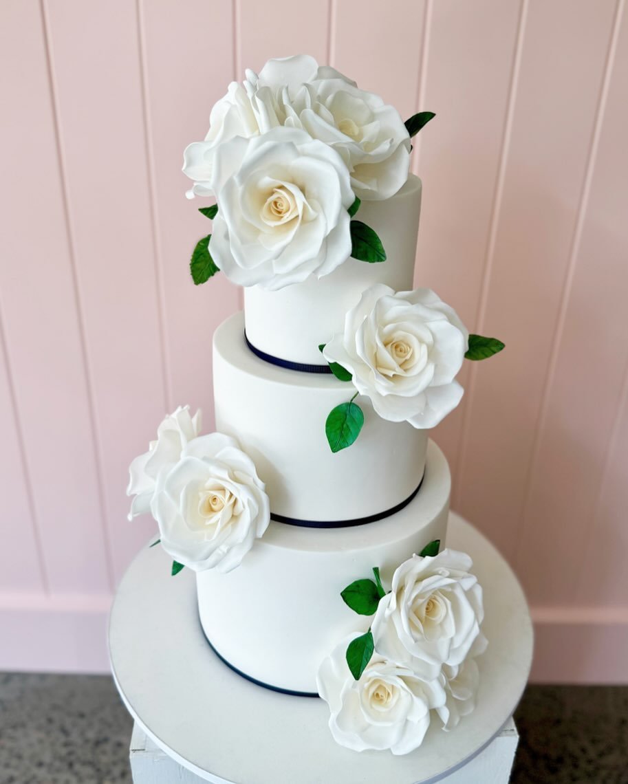 Beautiful, classic and fresh, always love sugar flowers over crisp tiers 
Congratulations Ray +Ray and thanks for trusting us with your big day!
.
.
#weddingcake #sydneywedding #sydneyweddingcake #sugarflowers #groomandgroom #cakeinspiration #cakepor