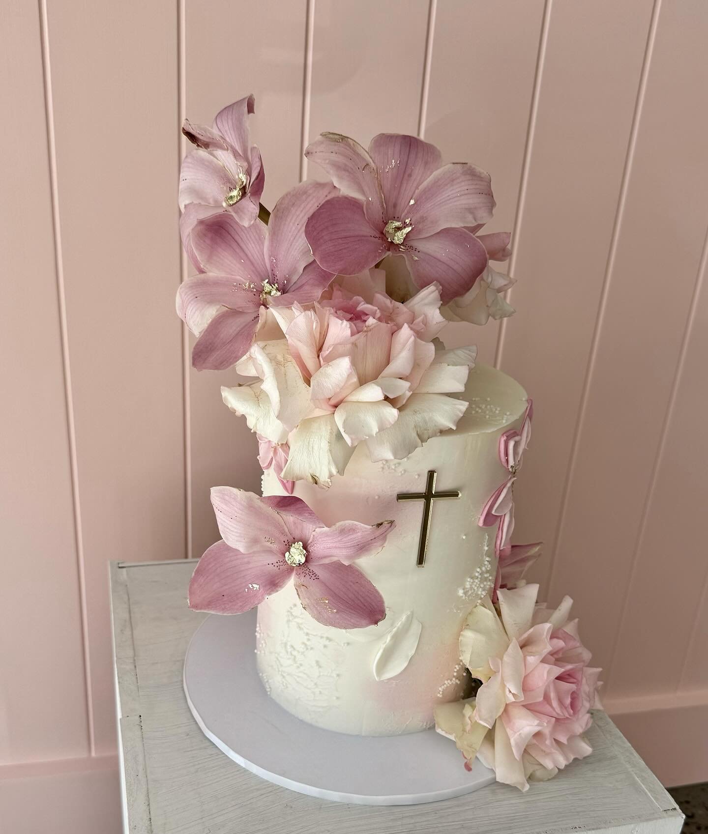 Pretty floral christening with textured frosting and gold accents 
.
.
#christeningcake #christeningcakesydney #baptismcakesydney #cakelover #cakeporm #cakepormsydney