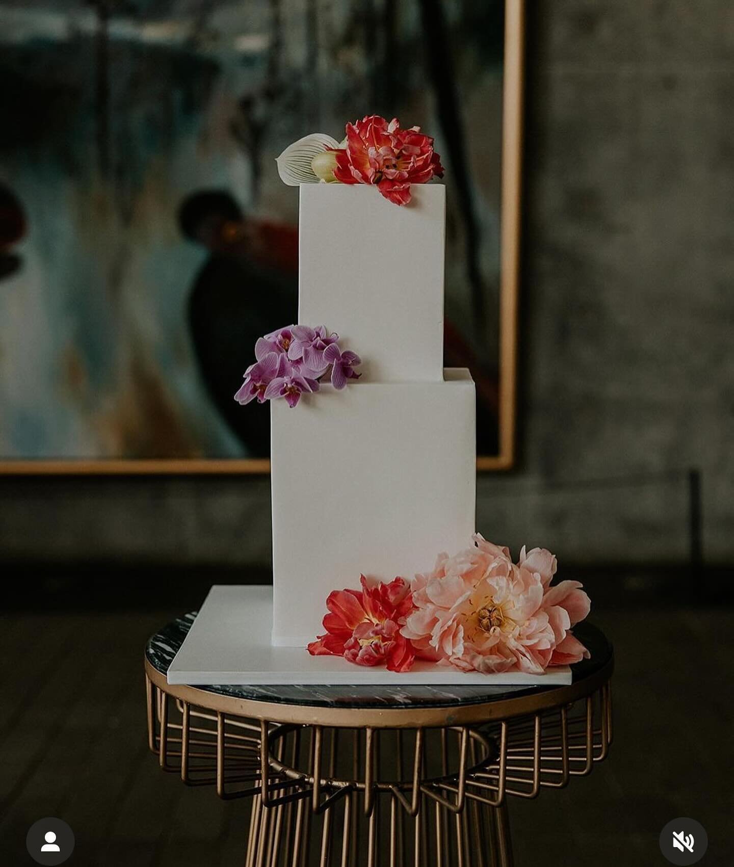 Super sharp, tall tailored tiers, the florals on this are absolute perfection by @formoverfunctionevents 

Alisha &amp; Tarang 
Venue @bundanontrust 
Planning, styling, florals @formoverfunctionevents 
Photography @scottsurplicephotography