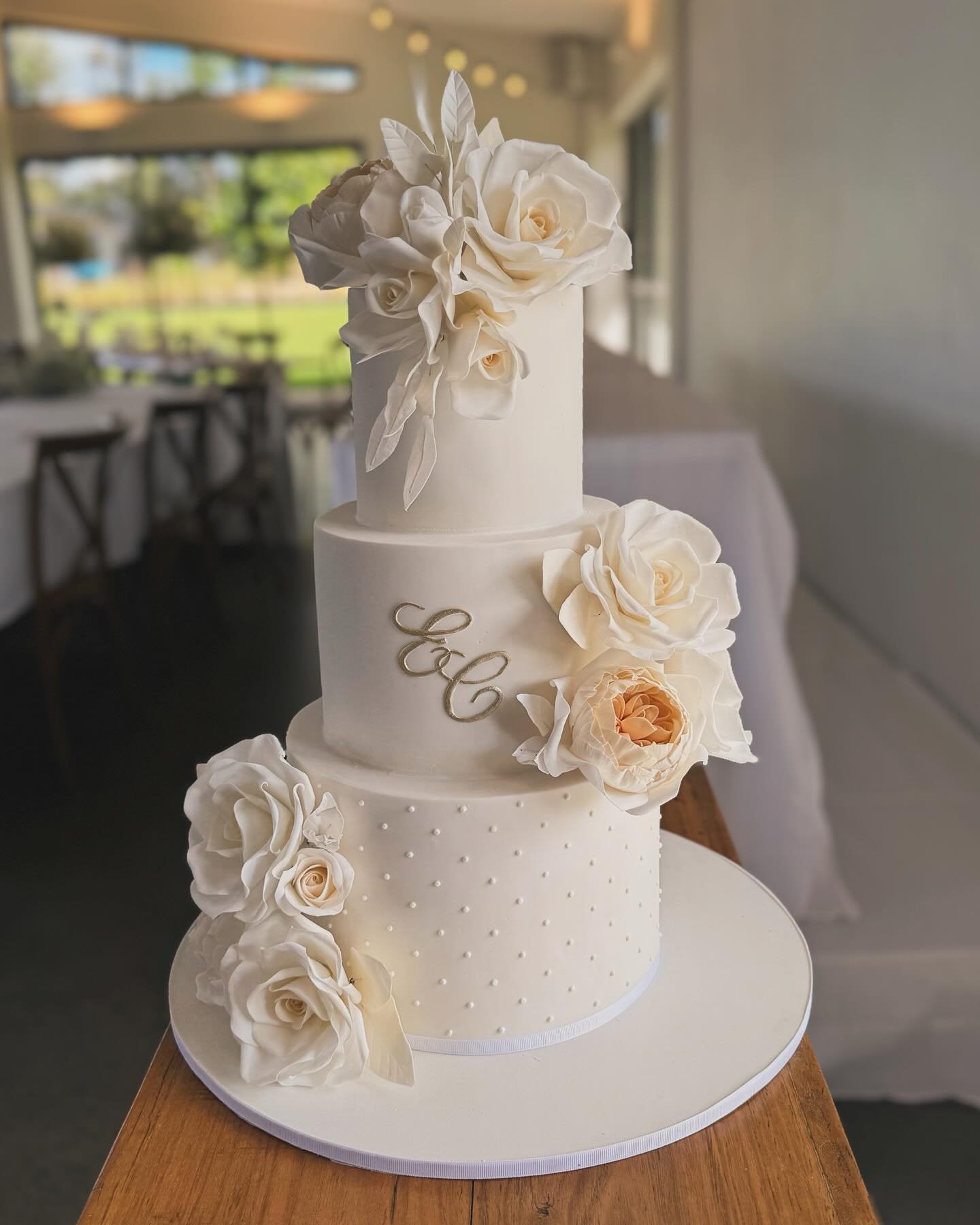 On site at @kangaroovalleybushretreat for the gorgeous wedding of Charmaine and EJ 
.
.
#weddingcake #kangaroovalleywedding #kangaroovalleyweddings #sugarflowers #cakeporm #sydneyweddingcake #cakelover #fayecahillcakedesign