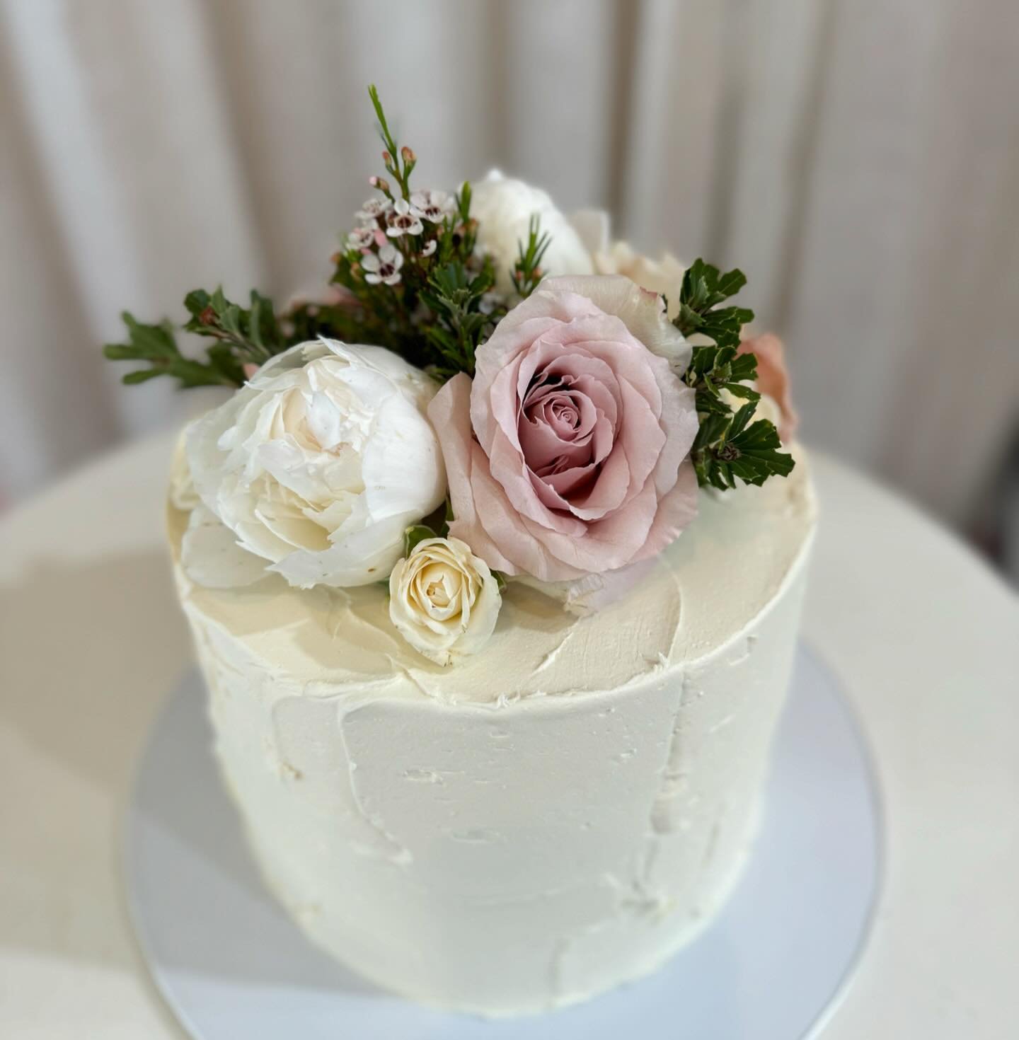 The prettiest single tier wedding cake ✨
.
#sydneycakes
#sydneyweddingcakes 
#sydneybride 
#cakeporm 
#cakepormsydney 
#weddedwonderland
#wedding 
#modernweddingmagazine 
#weddinginspiration 
#weddingcakeideas
#cakedesign
#weddingideas
