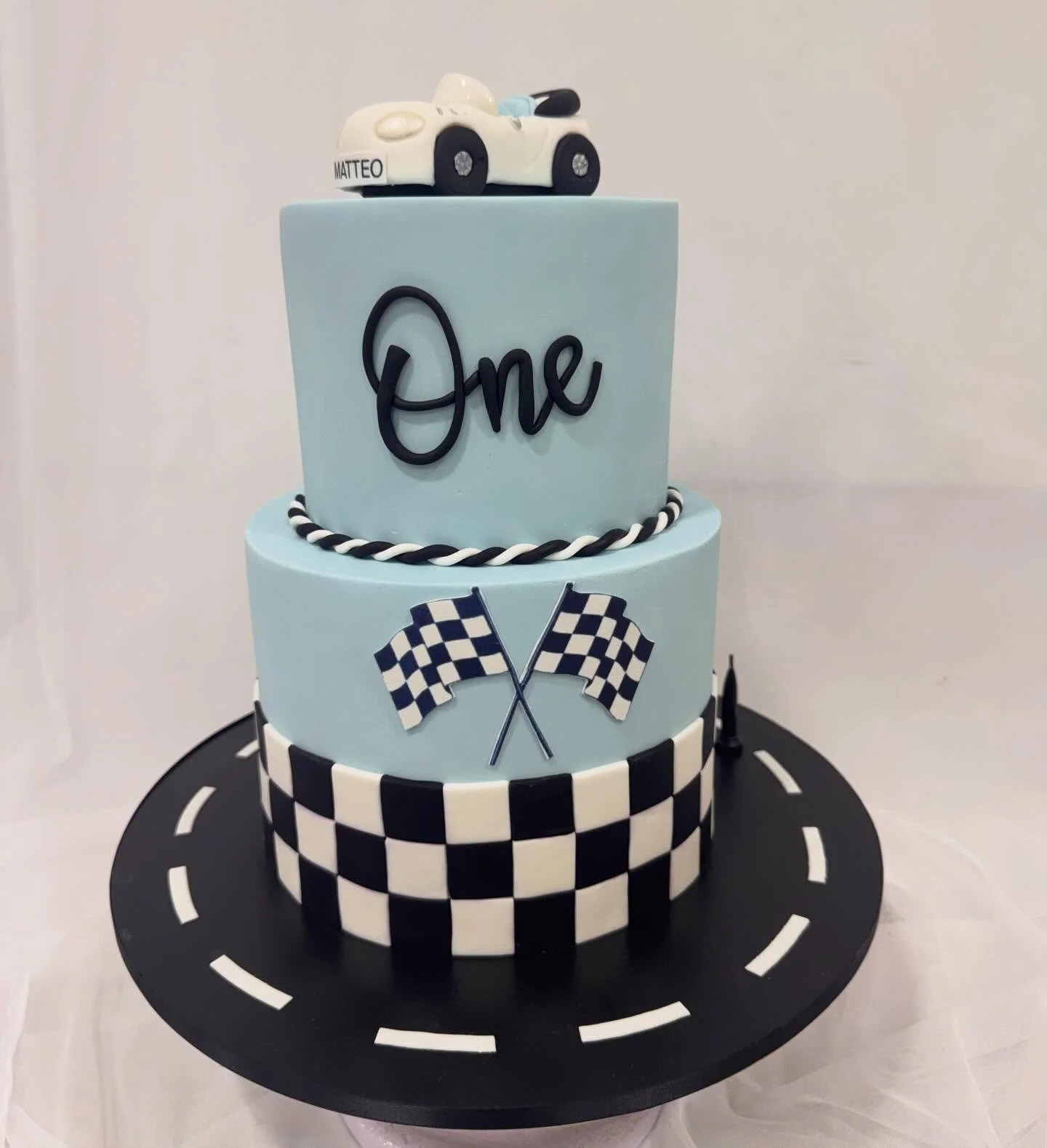 The cutest first birthday styled by @vesnagrasso_floraleventdesign