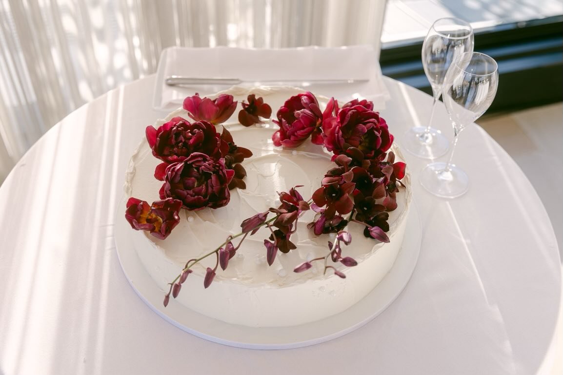 Super stylish wide single tier with blooms by @fromirisstudio , the florals at this one were stunning. Spectacular setting on the terrace @eventstaronga and impeccable shots by @ballyhoophoto , swipe to see the cake texture in my studio shots