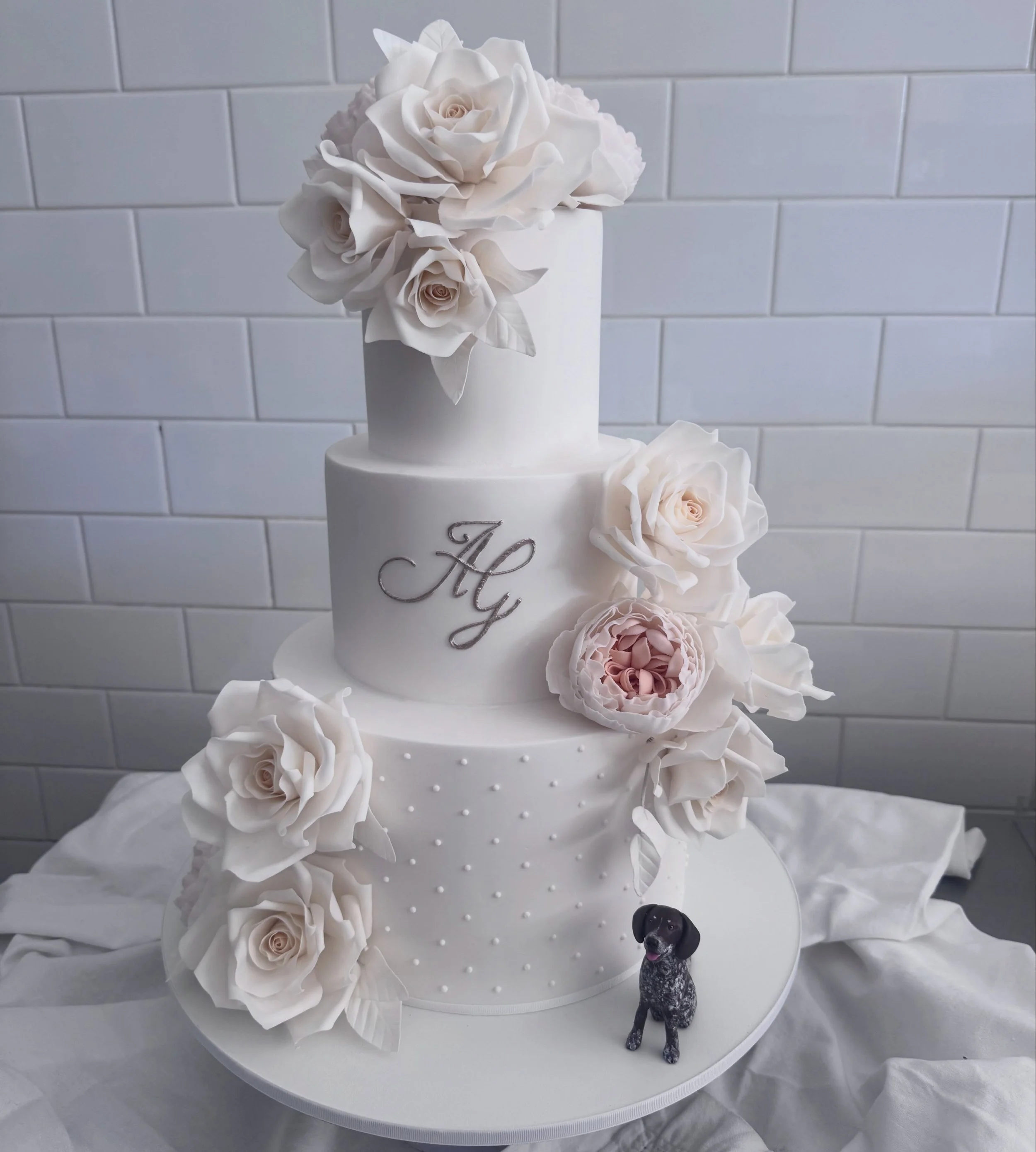 Always love a sugar flower cake 💕
Two styles of roses, custom monogram and space for their dog figurine 🐕
Reception at stunning @sergeantsmess 
.
Enquire for custom info, send date and serving numbers to cakes@fayecahill.com.au
