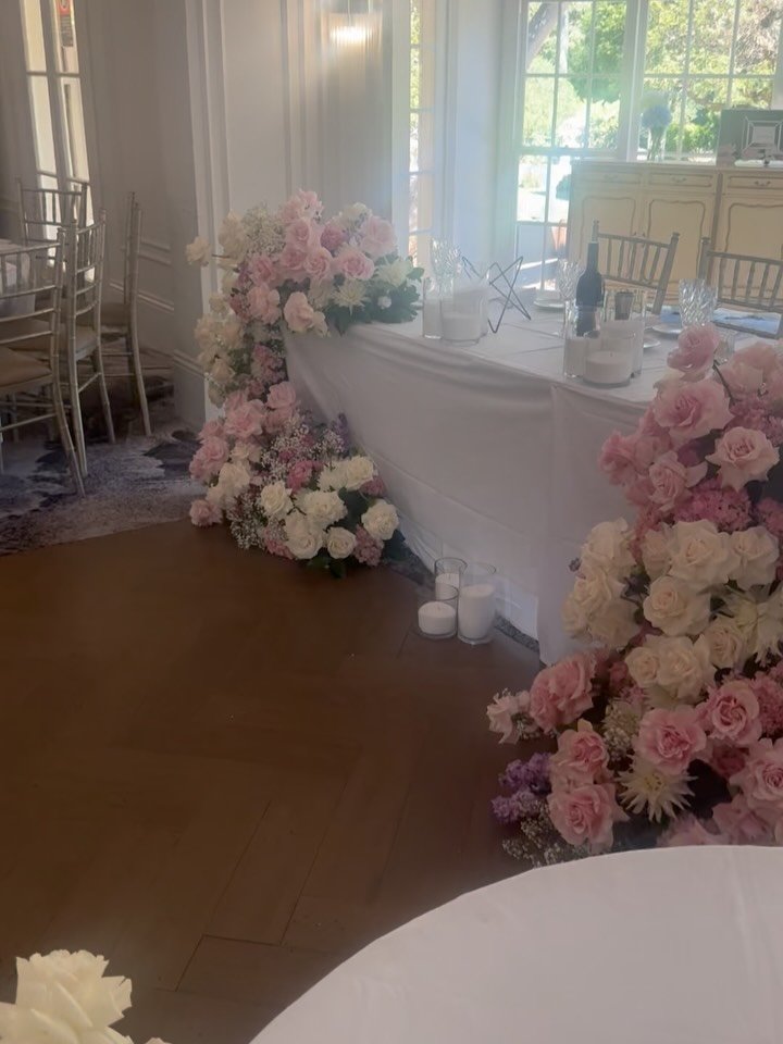 Super gorgeous, traditional and formal styling at Oatlands Estate
MINI roses on the cake! How adorable 
Loved how the cake worked with stunning room florals by @vesnagrasso_floraleventdesign 
Congratulations Anne-Marie and  Vincent!
✨