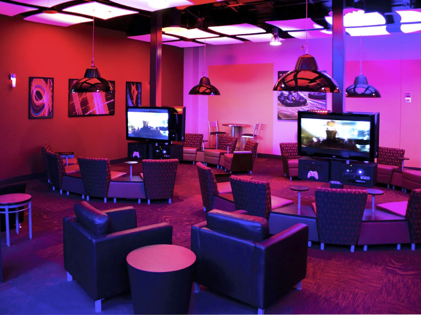 Playstation club. Игровое кафе. Кафе с игровыми приставками. Дизайн плейстейшен клуба. Лаунж зона в игровом клубе.