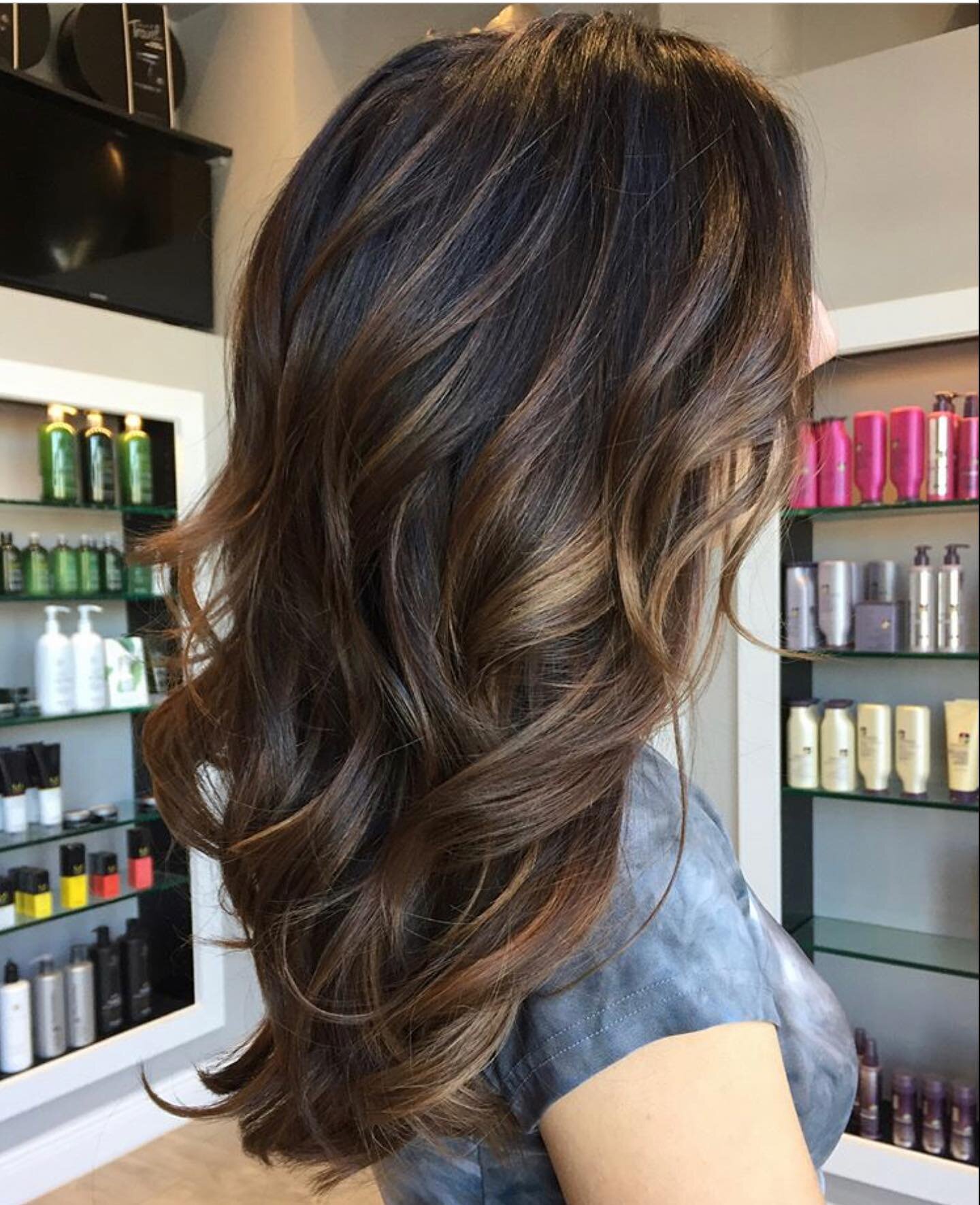 🍂 Brunette vibes 🍂
This is a great color combo for our brunette clients who want to add a pop of lightness without high contrast. ⁣
⁣This is a simple Strategic Color Melt technique that utilizes a 2 level contrast to give beautiful depth and richne