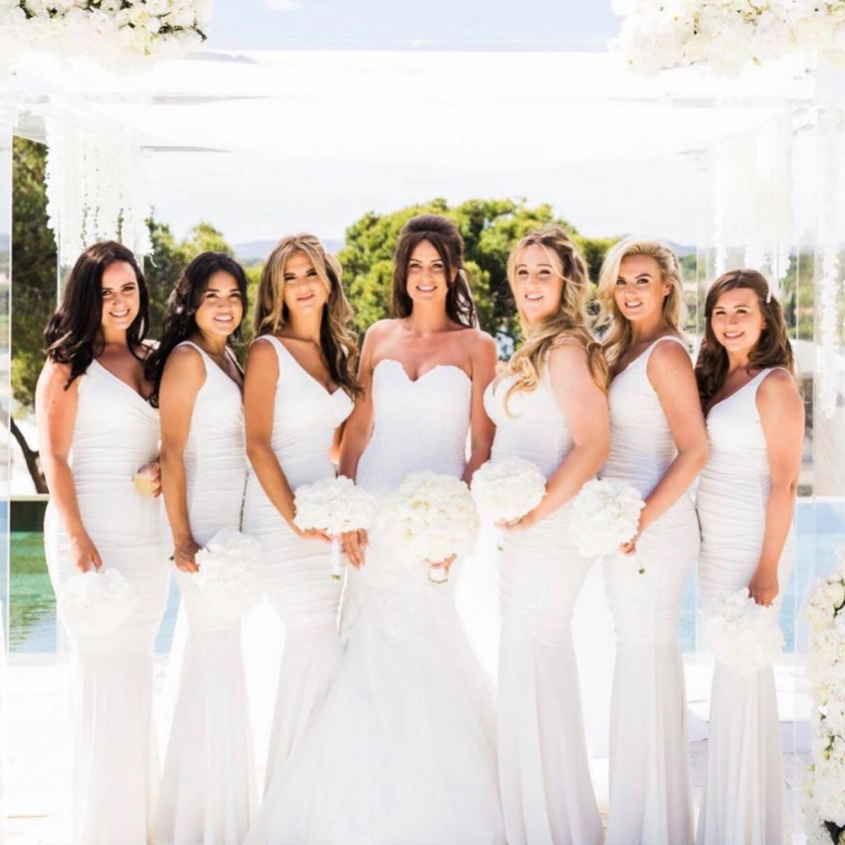 Beautiful bride and her bridesmaids 😍❤️ #Portugal #blendmakeuplondon #blendbridal #wedding #weddingmakeup #bridemaids