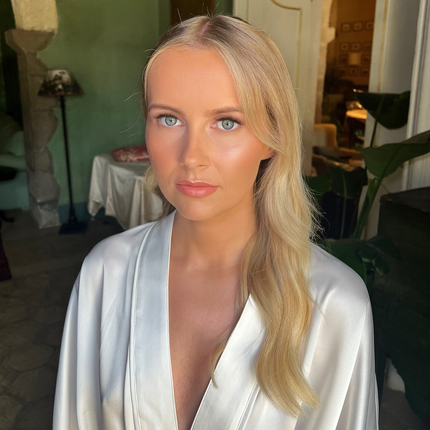 Simply stunning 🤍 one of our beautiful brides in Italy last year 💍✨
.
.
.
#weddingmakeup #weddingartist #weddingmakeupideas #makeupartist #makeupartistsworldwide #weddingstyle #weddinginspo