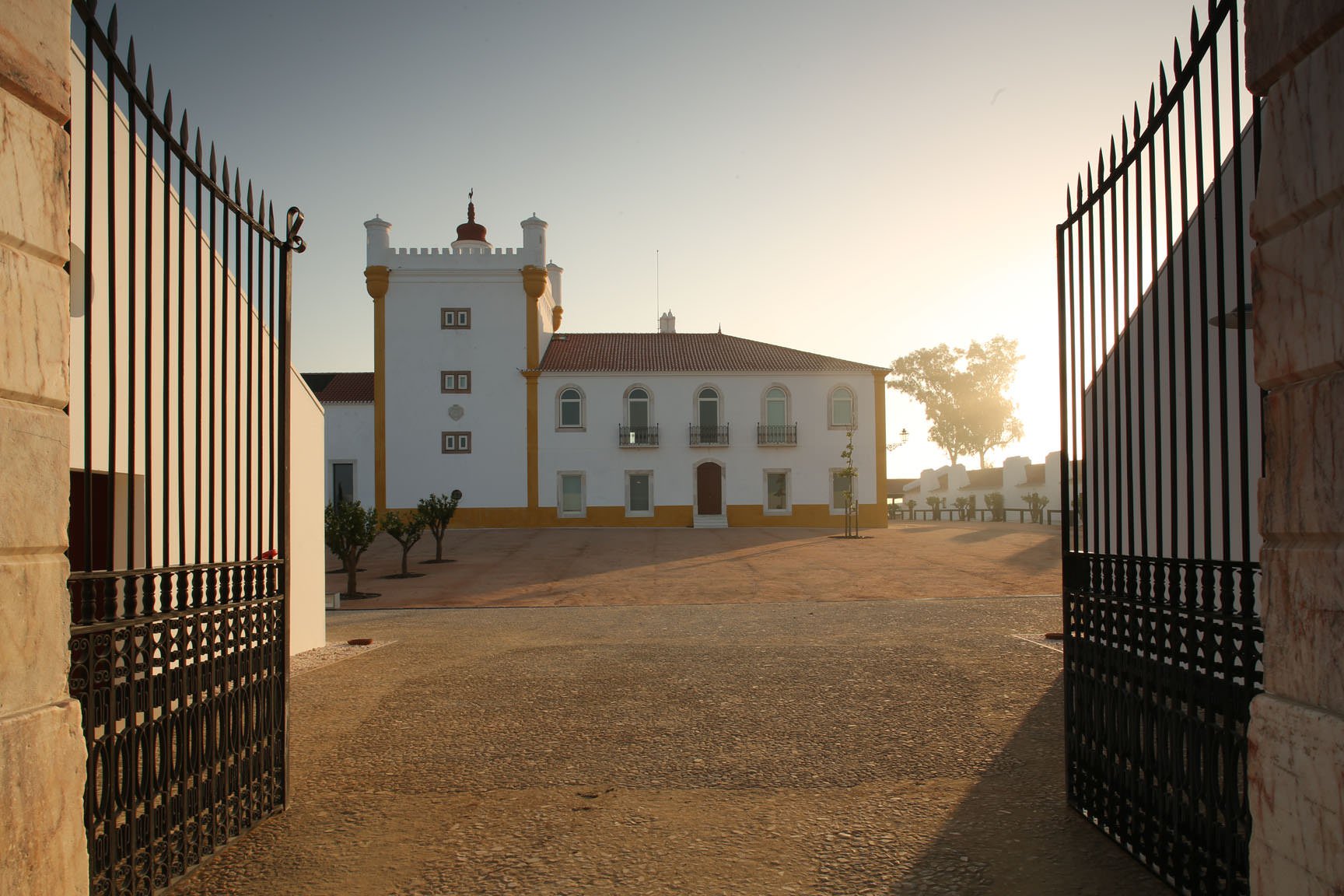Torre de Palma front gates at sunset.jpg