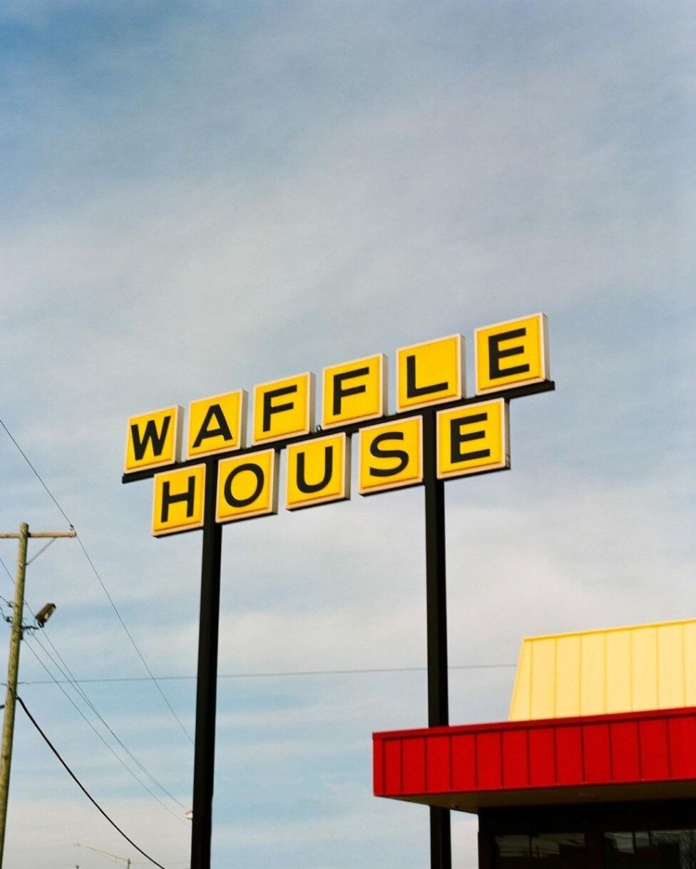 Today, I'm taking a moment to appreciate the iconic @wafflehouseofficial and its rich history! With more than 2,100 locations across 25 states, ⁠
Waffle House attracts truckers and travelers with their 24-hour concept. And despite its imperfections (