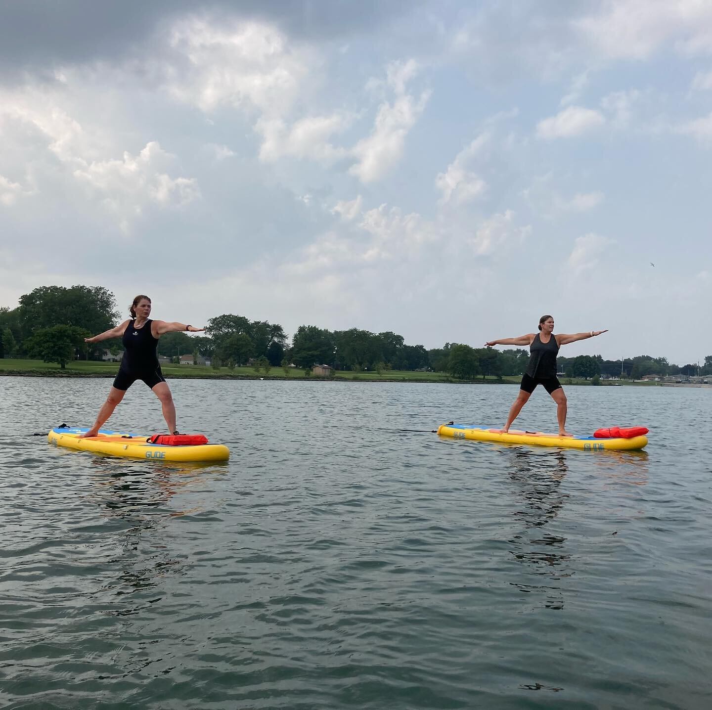 New warriors mastering the floating yoga studio! First time SUP yogis did amazing their first time out. 🏄🏾&zwj;♀️🧘🏽&zwj;♀️

Grab a friend or two and book a private Starr SUP Yoga session now or register for Saturday classes at 10:30am

Check the 