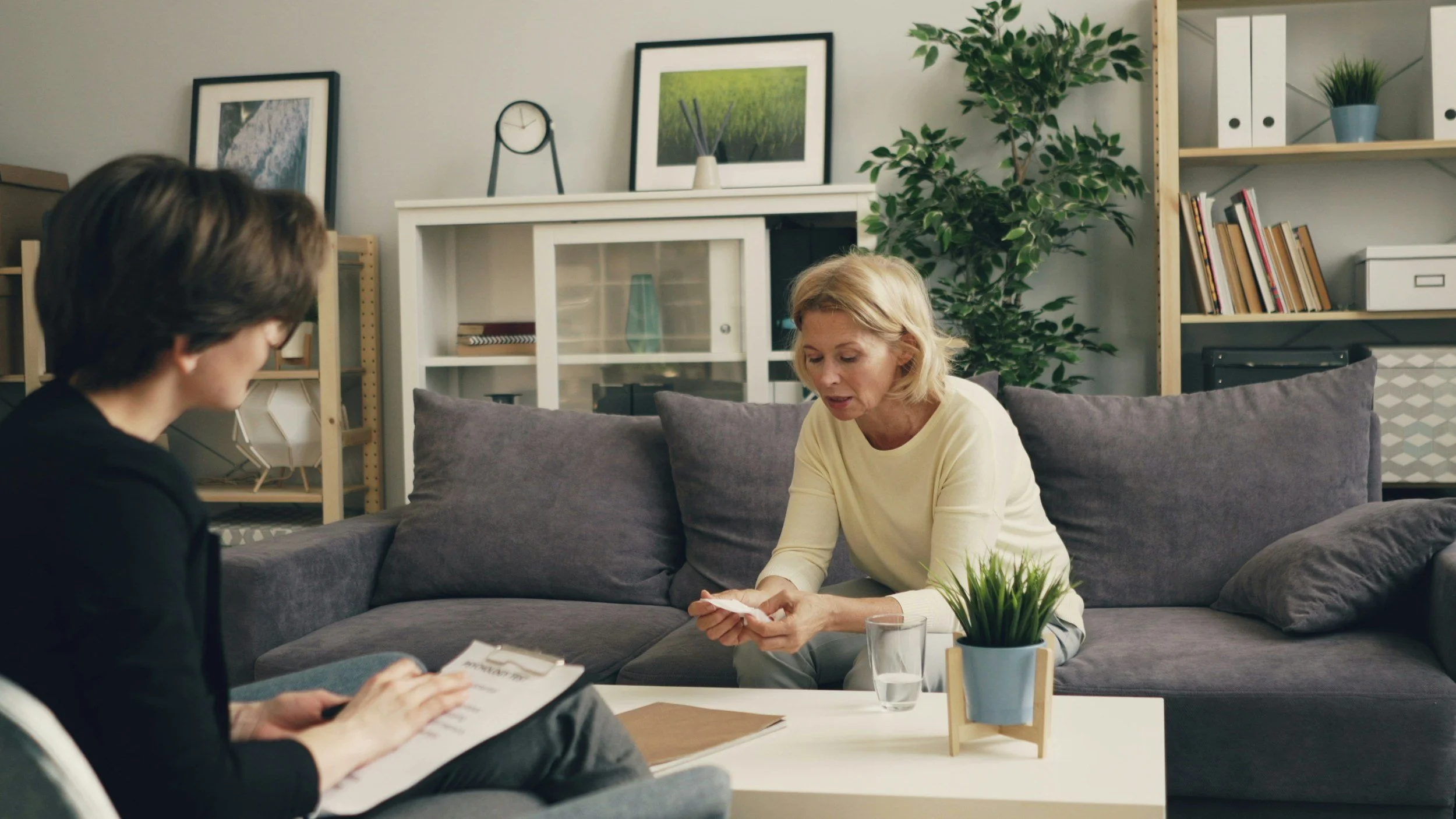woman meeting with a therapist to help her understand her trauma symptoms